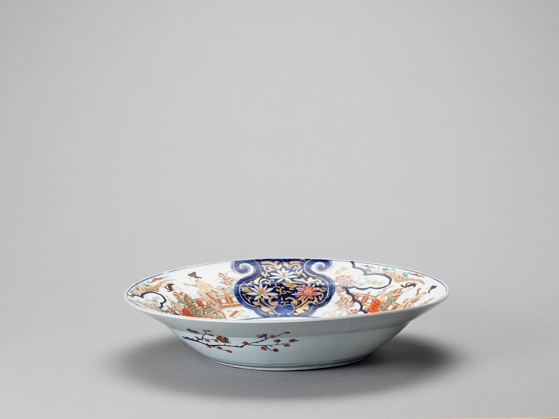A LARGE IMARI PORCELAIN CHARGER - Image 2 of 4