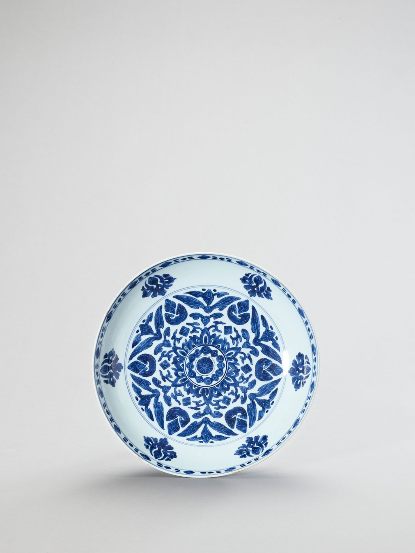 A LARGE BLUE AND WHITE PORCELAIN CHARGER