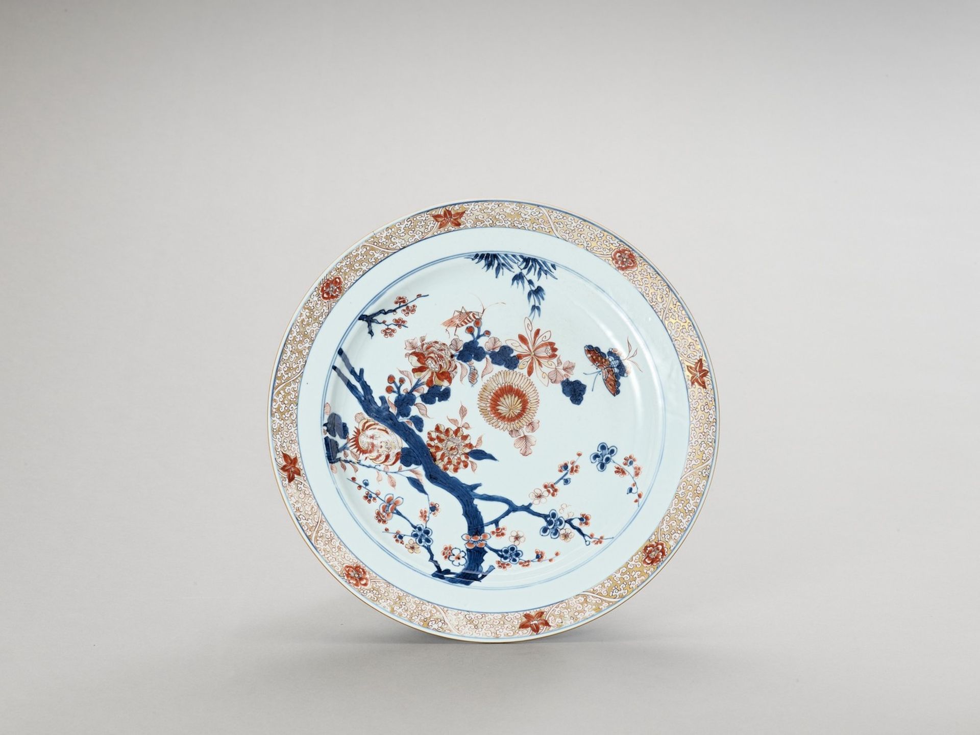 A LARGE IMARI PORCELAIN PLATE