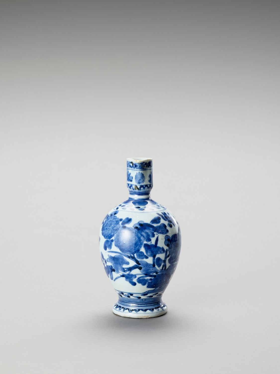 A BLUE AND WHITE PORCELAIN JUG - Image 2 of 7