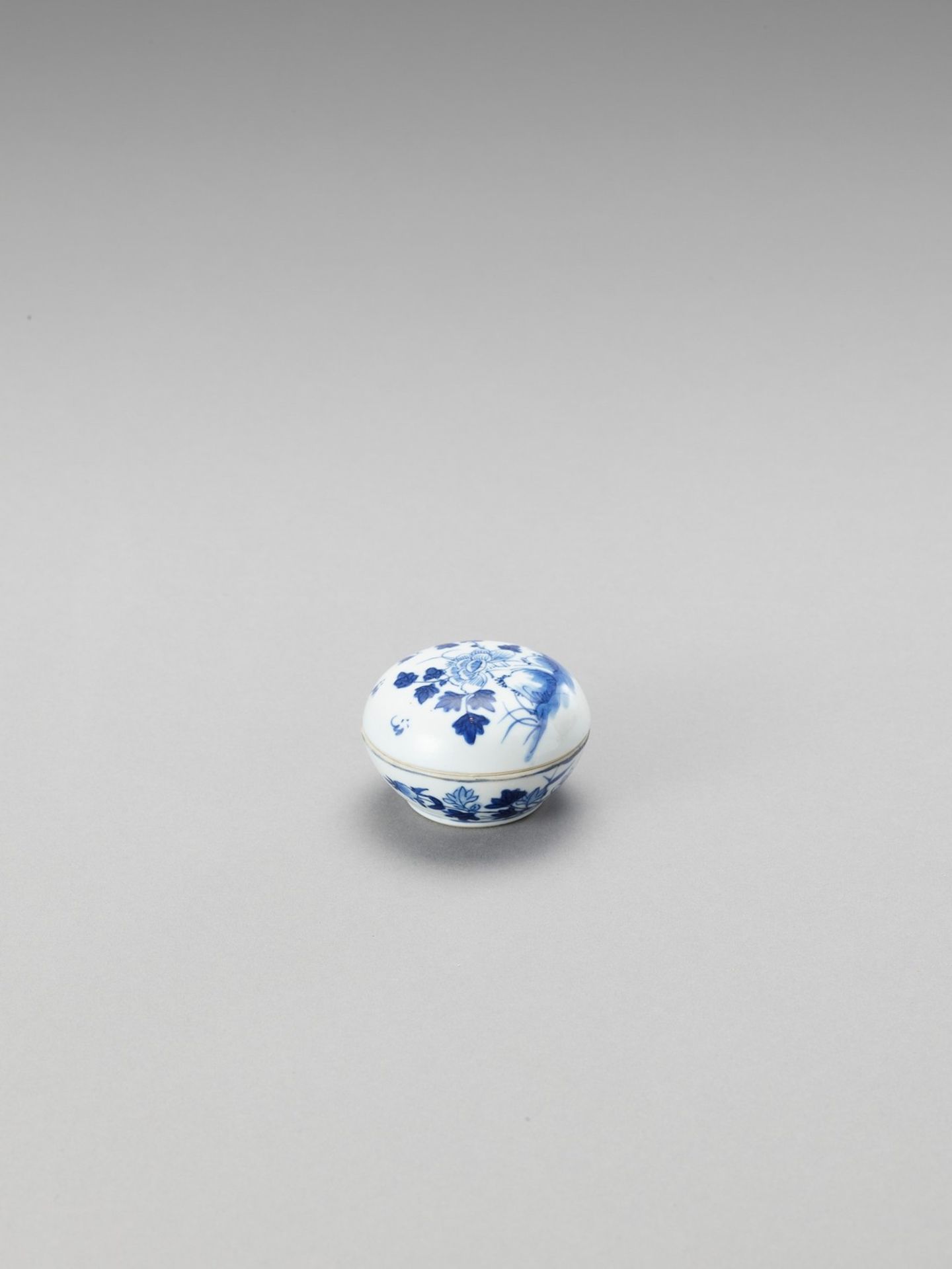 A SMALL BLUE AND WHITE PORCELAIN BOX AND COVER - Image 4 of 5