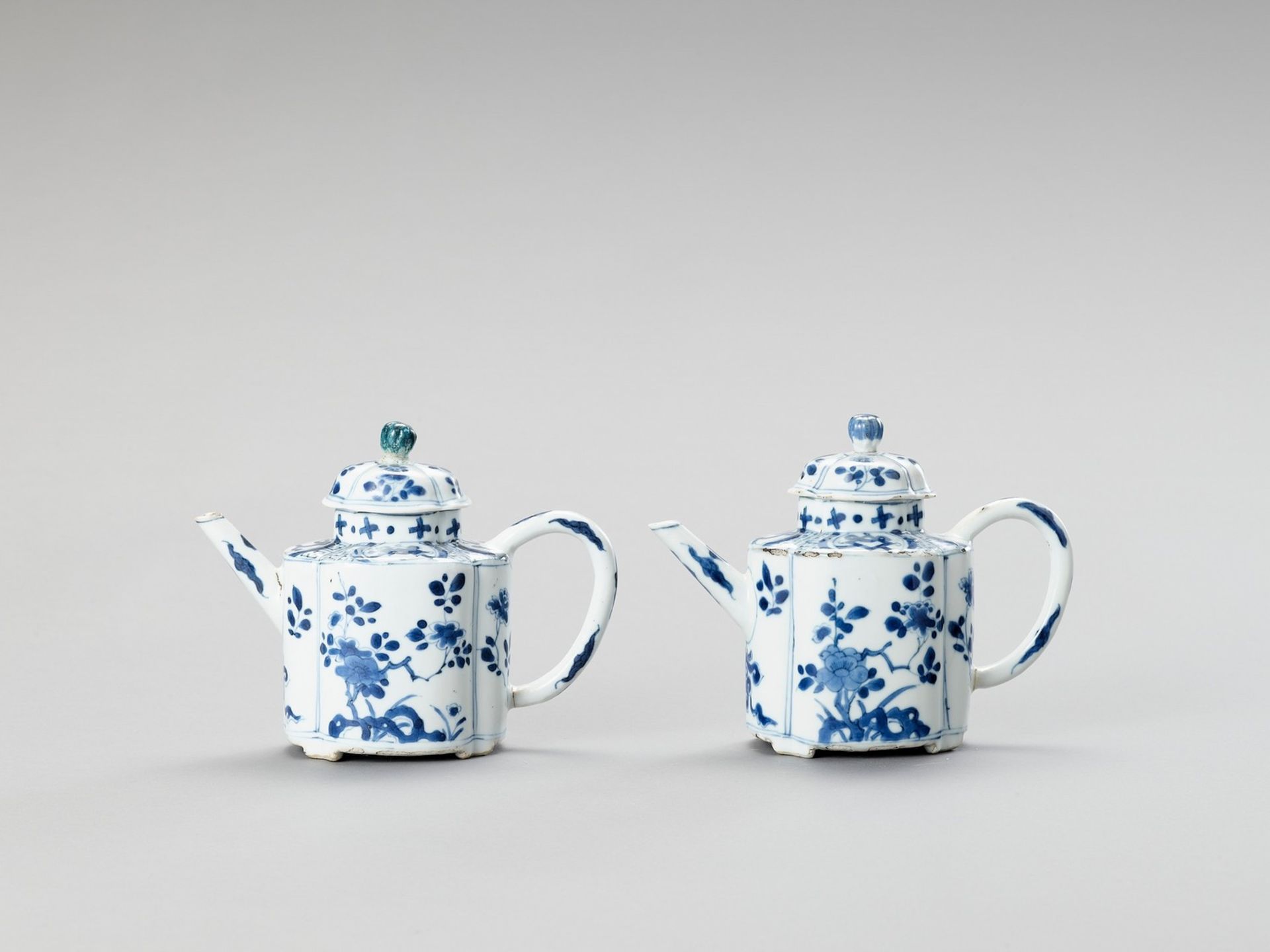 A PAIR OF BLUE AND WHITE PORCELAIN TEAPOTS