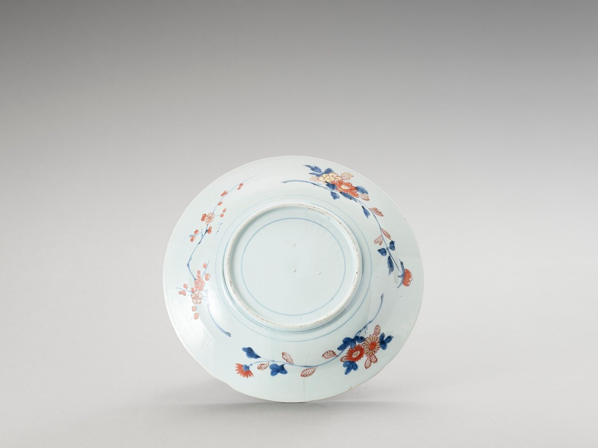 A LARGE IMARI PORCELAIN DISH - Image 3 of 4