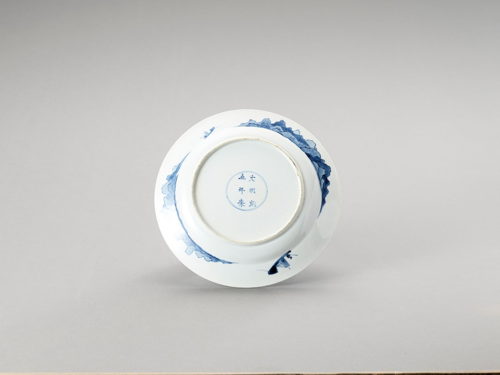 A BLUE AND WHITE PORCELAIN DISH - Image 3 of 4