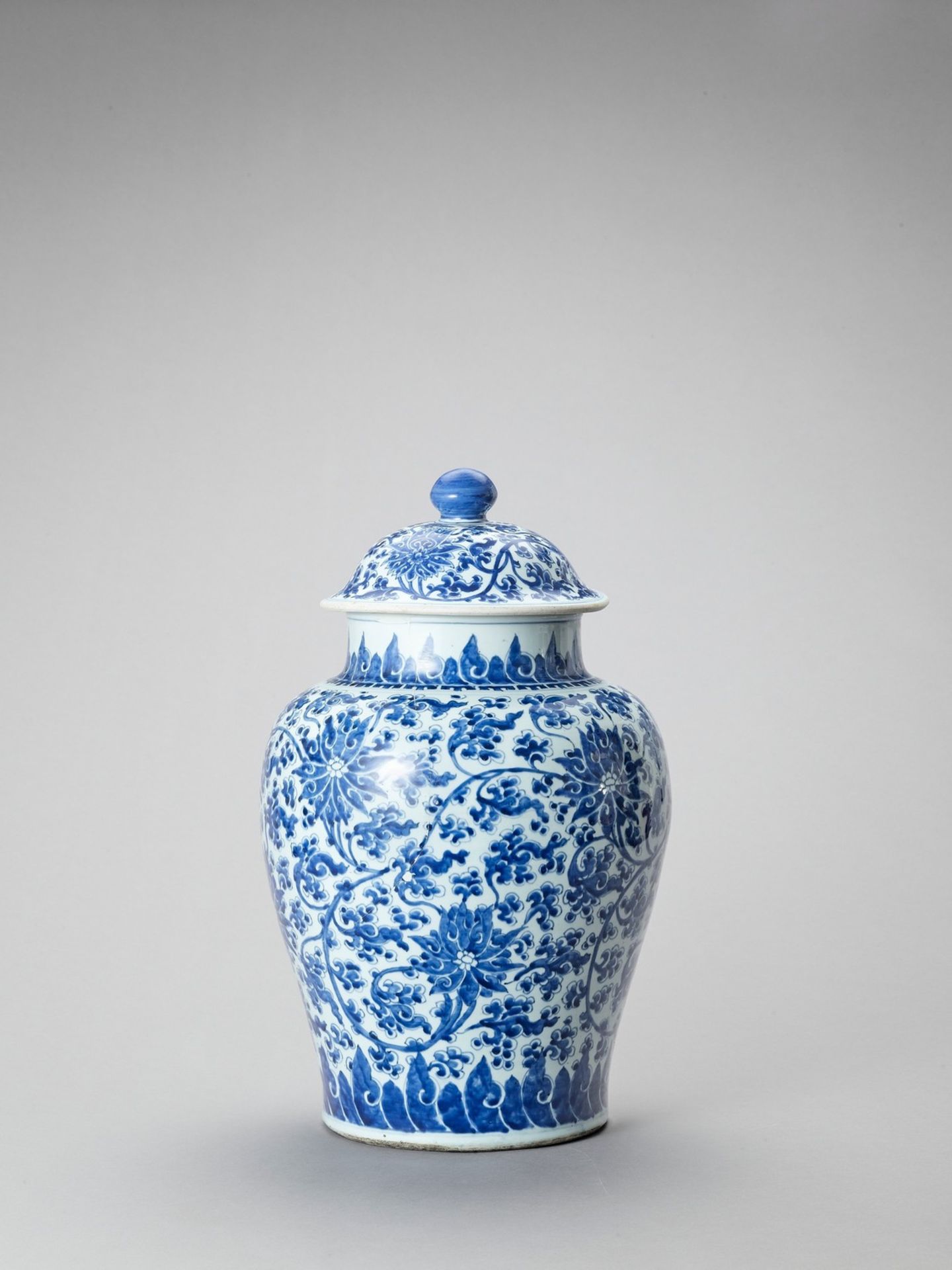 A LARGE BLUE AND WHITE PORCELAIN BALUSTER VASE AND COVER - Image 4 of 6