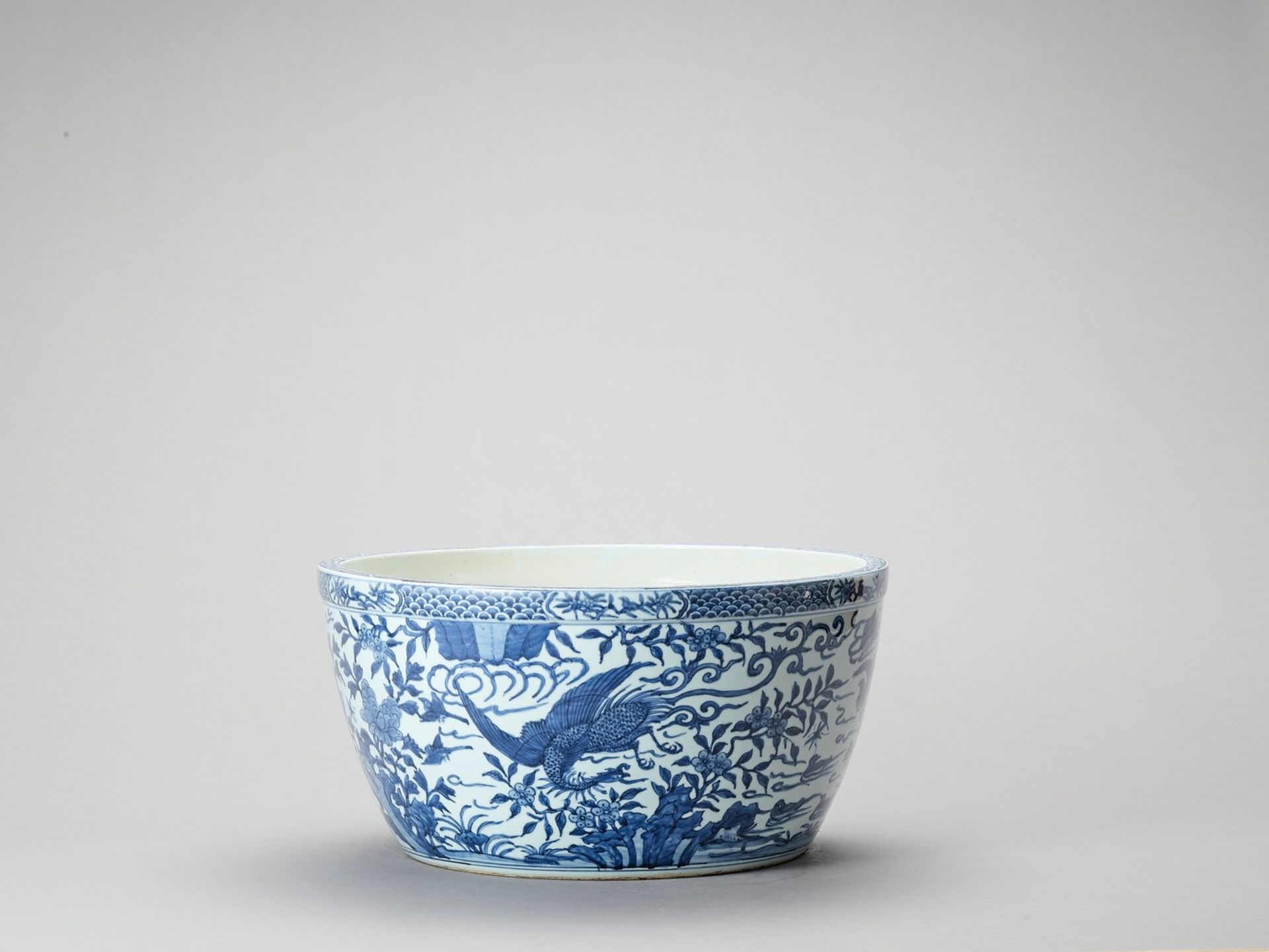 A LARGE BLUE AND WHITE PORCELAIN FISHBOWL