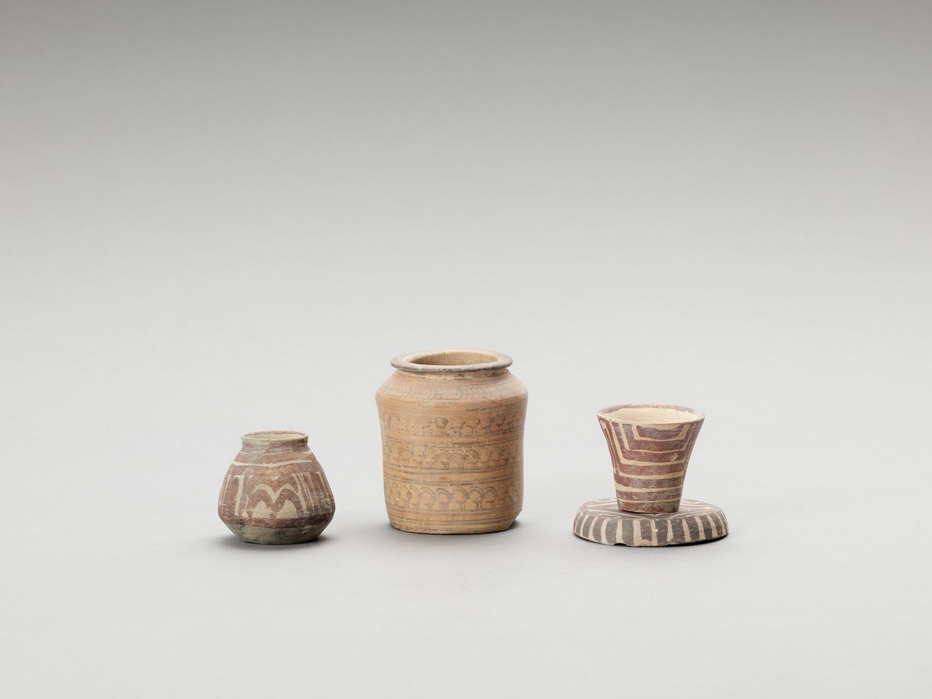 THREE MEHRGARH BUFF WARE VESSELS AND ONE JAR WITH NINDOWARI IBEXES - Image 2 of 5