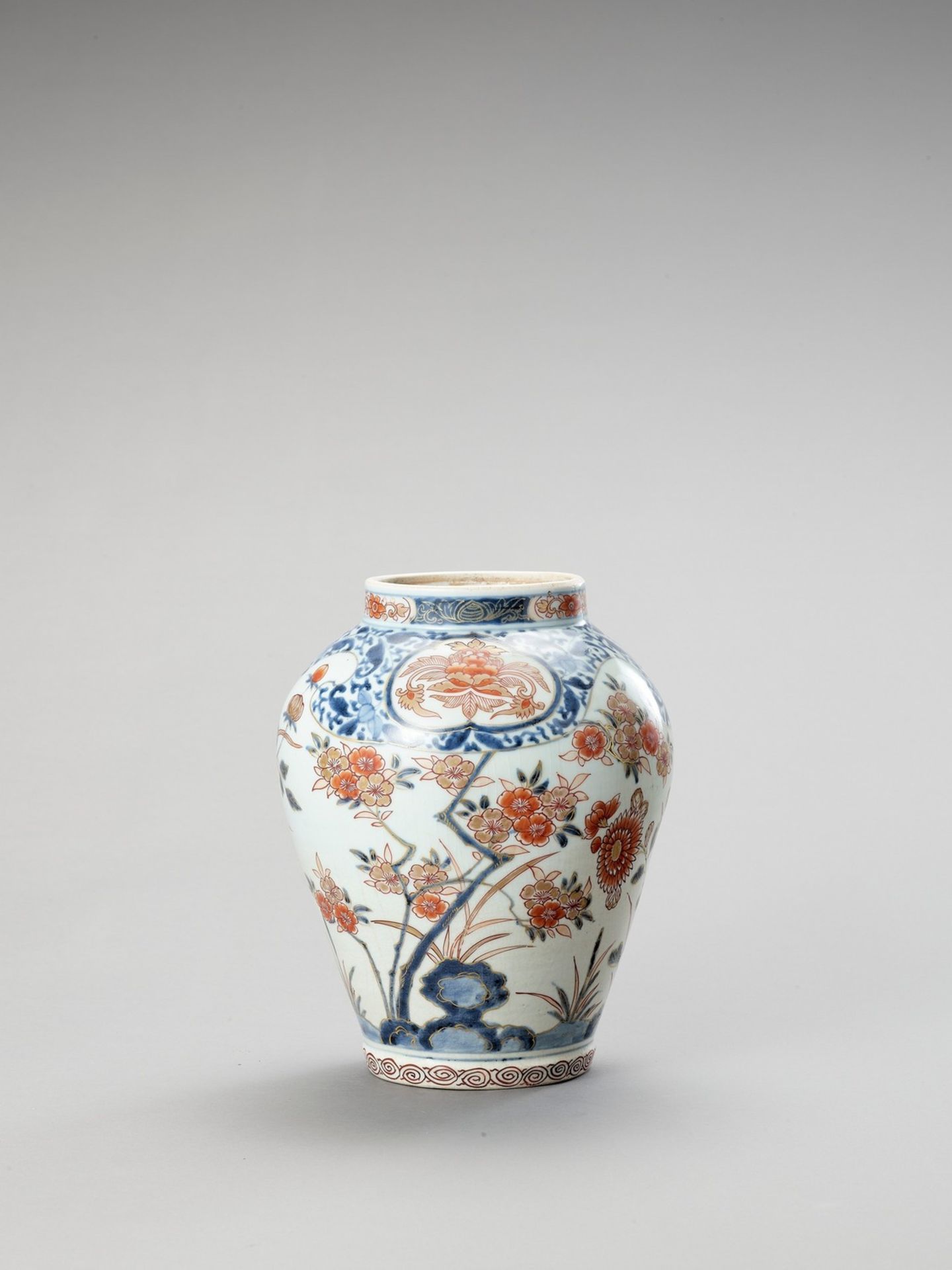 AN IMARI PORCELAIN VASE - Bild 2 aus 6