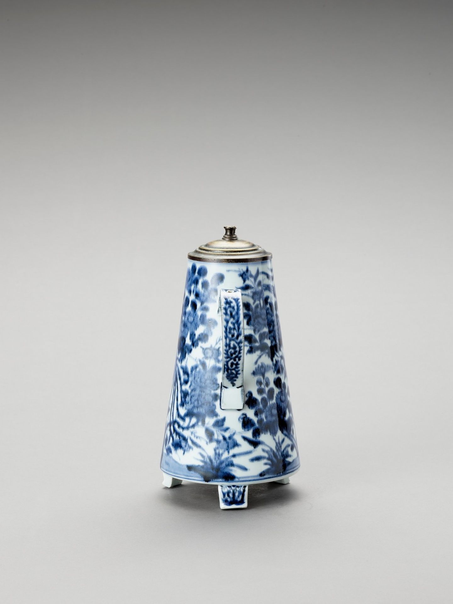 A BLUE AND WHITE PORCELAIN COFFEE POT AND COVER - Image 3 of 6