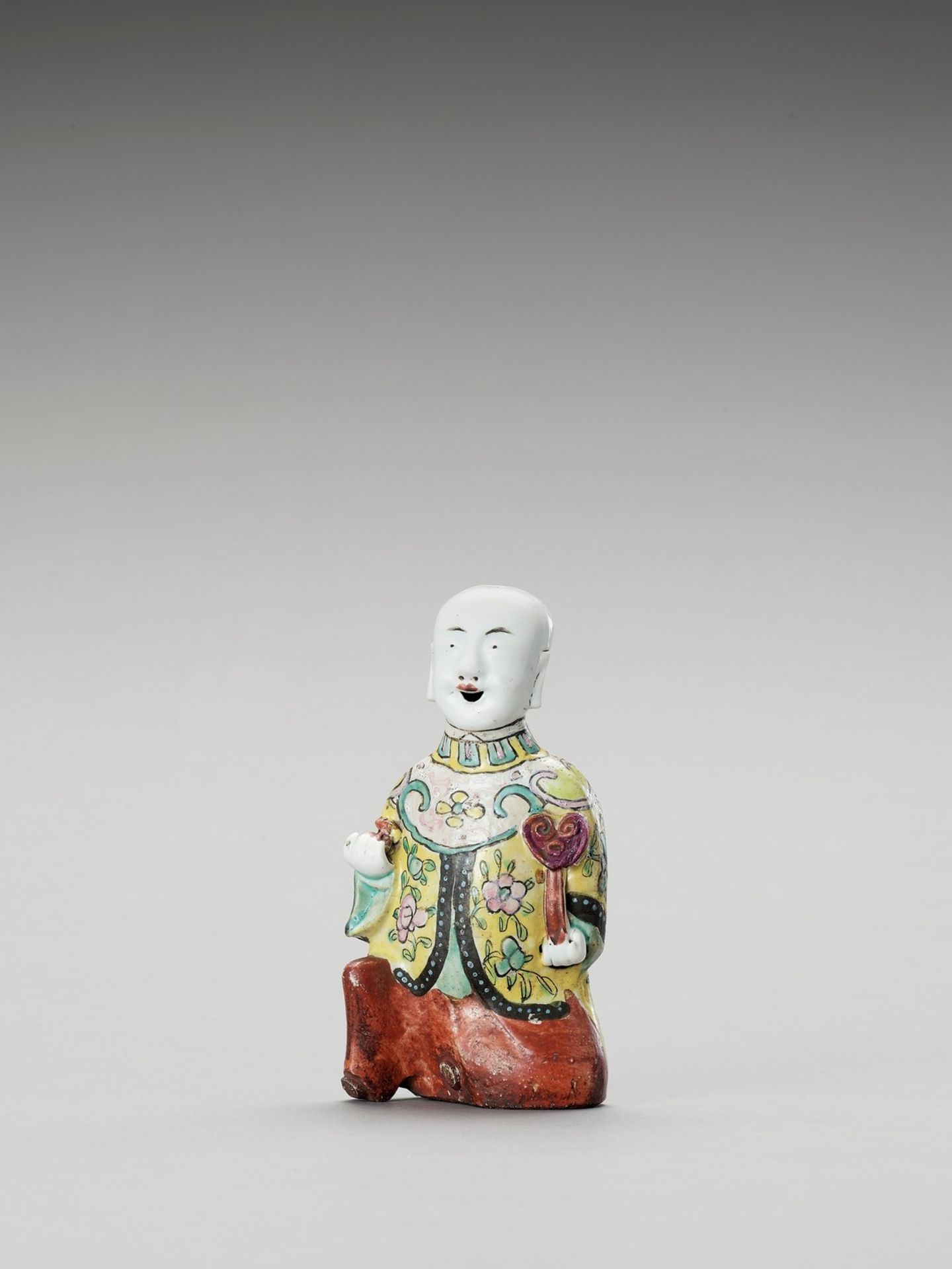 A FAMILLE ROSE PORCELAIN FIGURE OF A LAUGHING BOY - Image 2 of 6