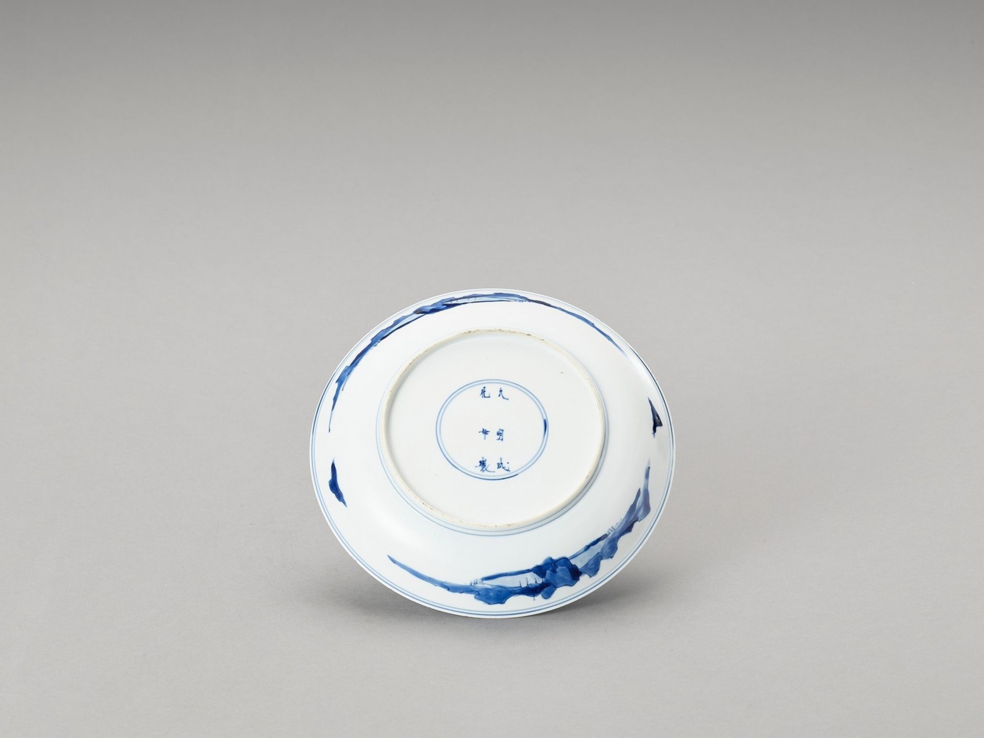 A BLUE AND WHITE PORCELAIN DISH - Image 3 of 4