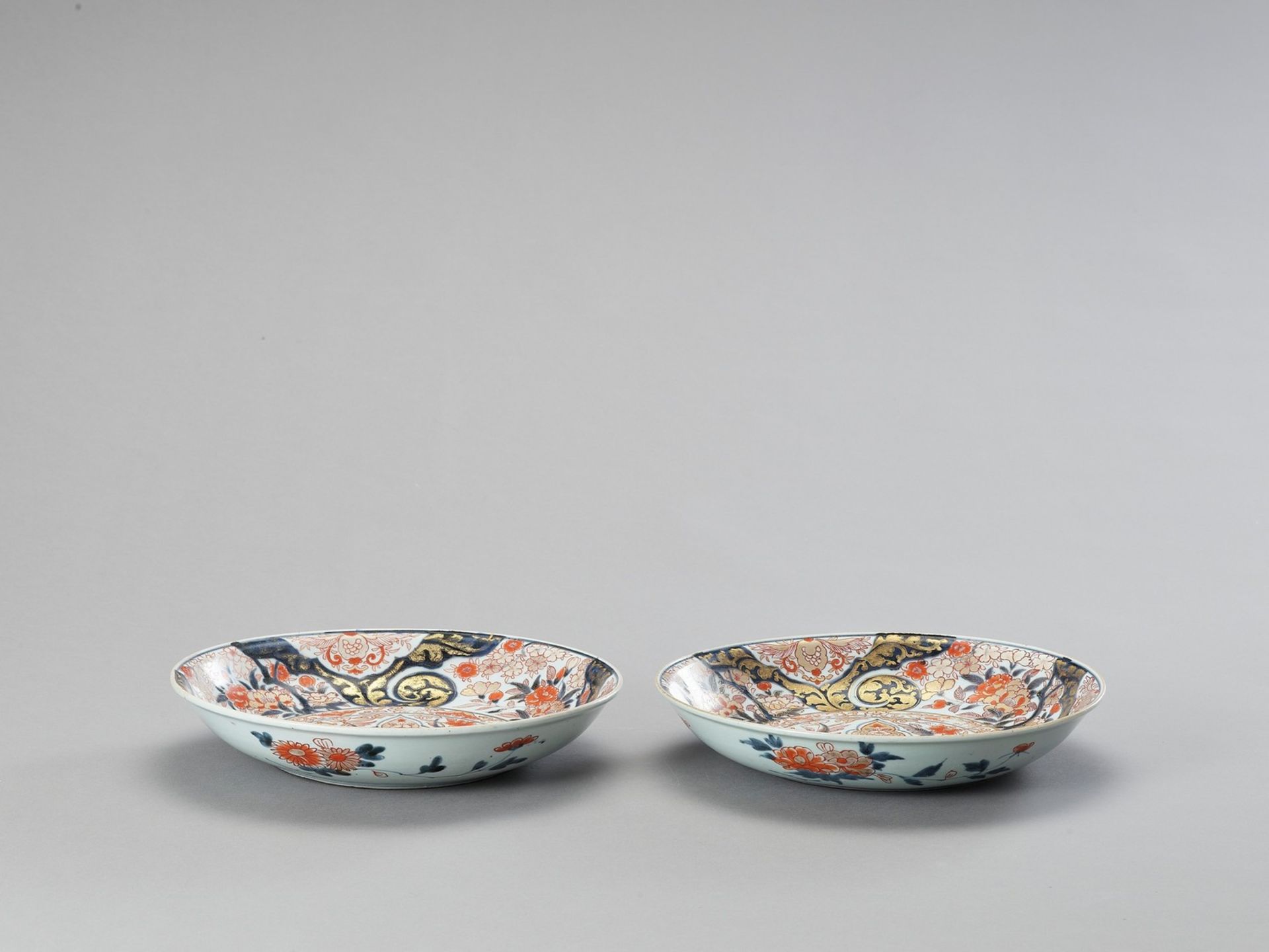 A PAIR OF IMARI PORCELAIN DISHES - Bild 4 aus 4