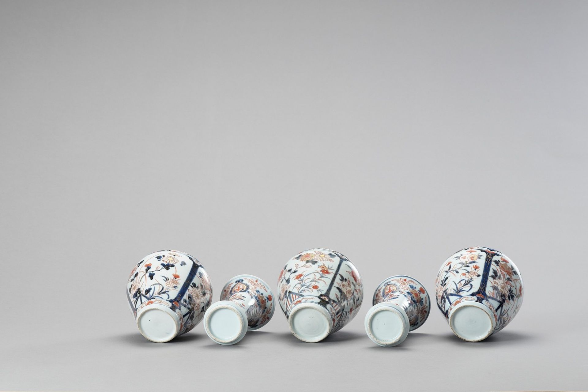 AN IMARI PORCELAIN FIVE-PIECE GARNITURE - Image 6 of 6