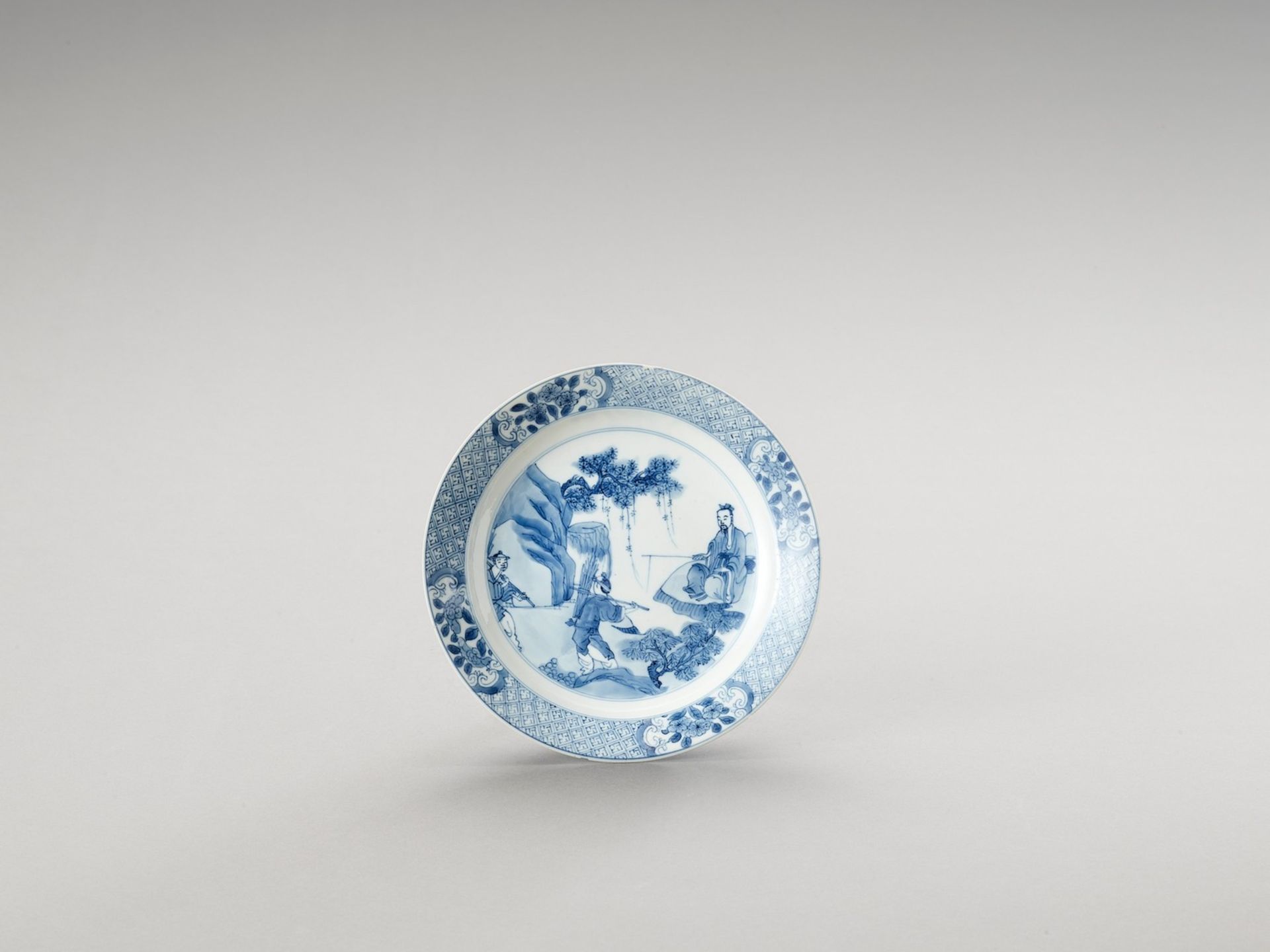 A BLUE AND WHITE PORCELAIN DISH