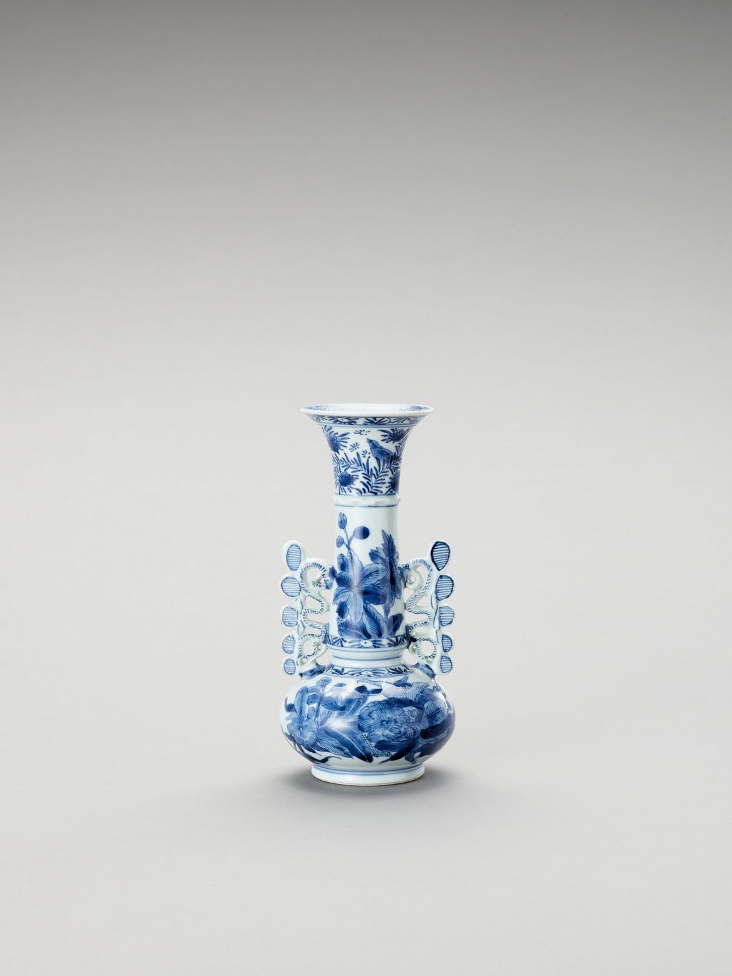 A BLUE AND WHITE PORCELAIN BOTTLE VASE