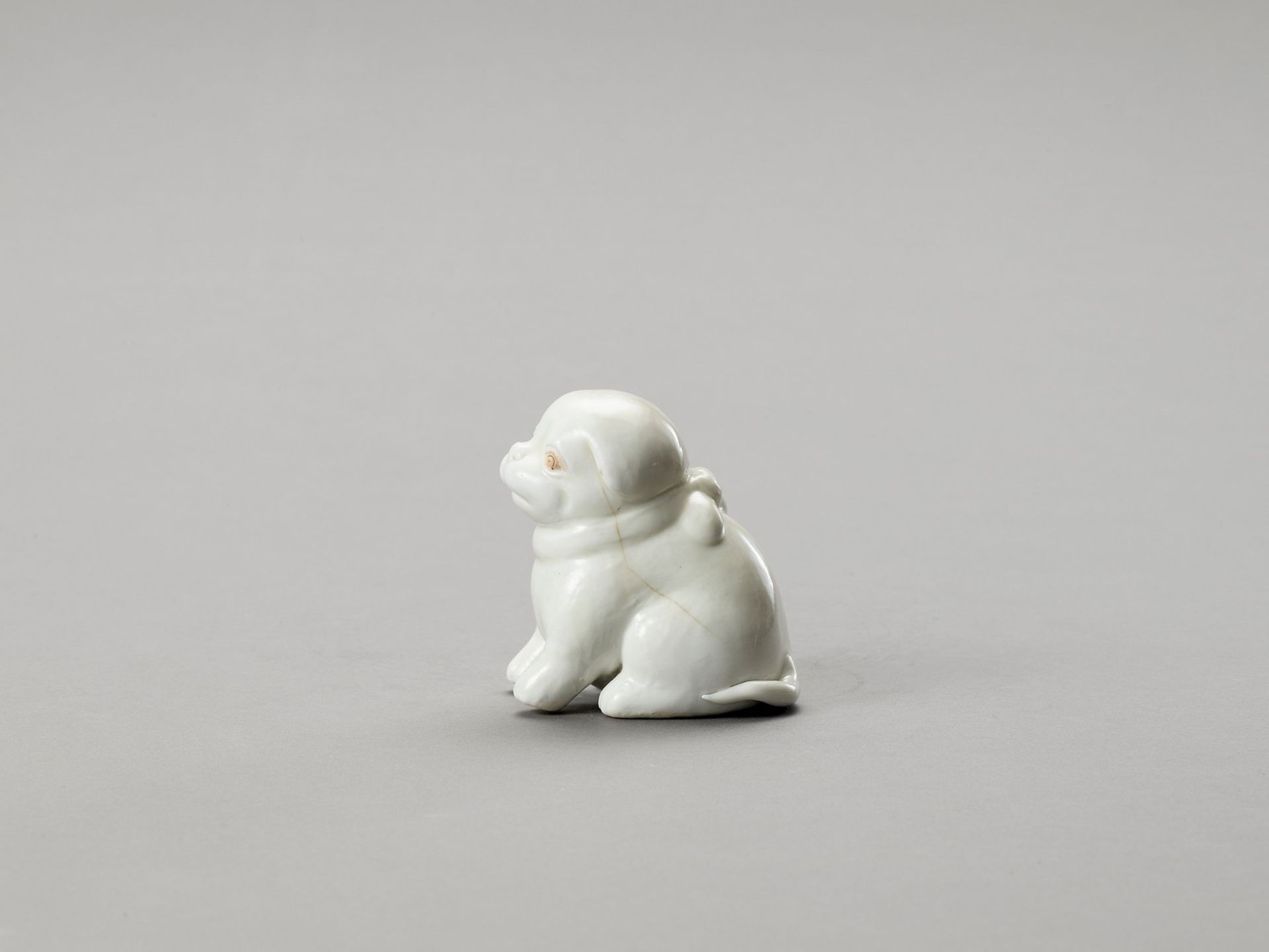 A WHITE HIRADO PORCELAIN FIGURE OF A PUPPY - Bild 2 aus 6