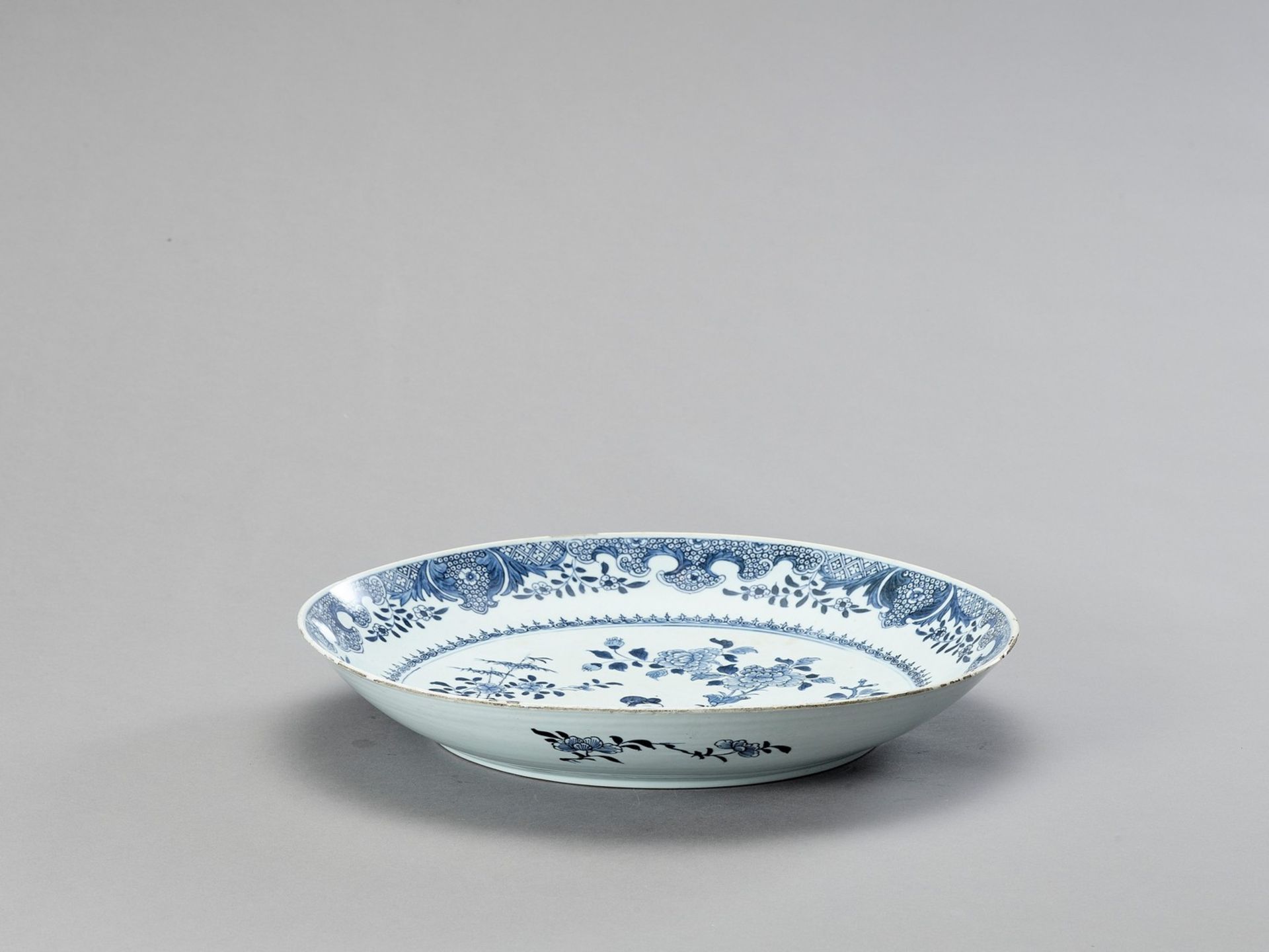 A LARGE BLUE AND WHITE PORCELAIN CHARGER - Image 4 of 4