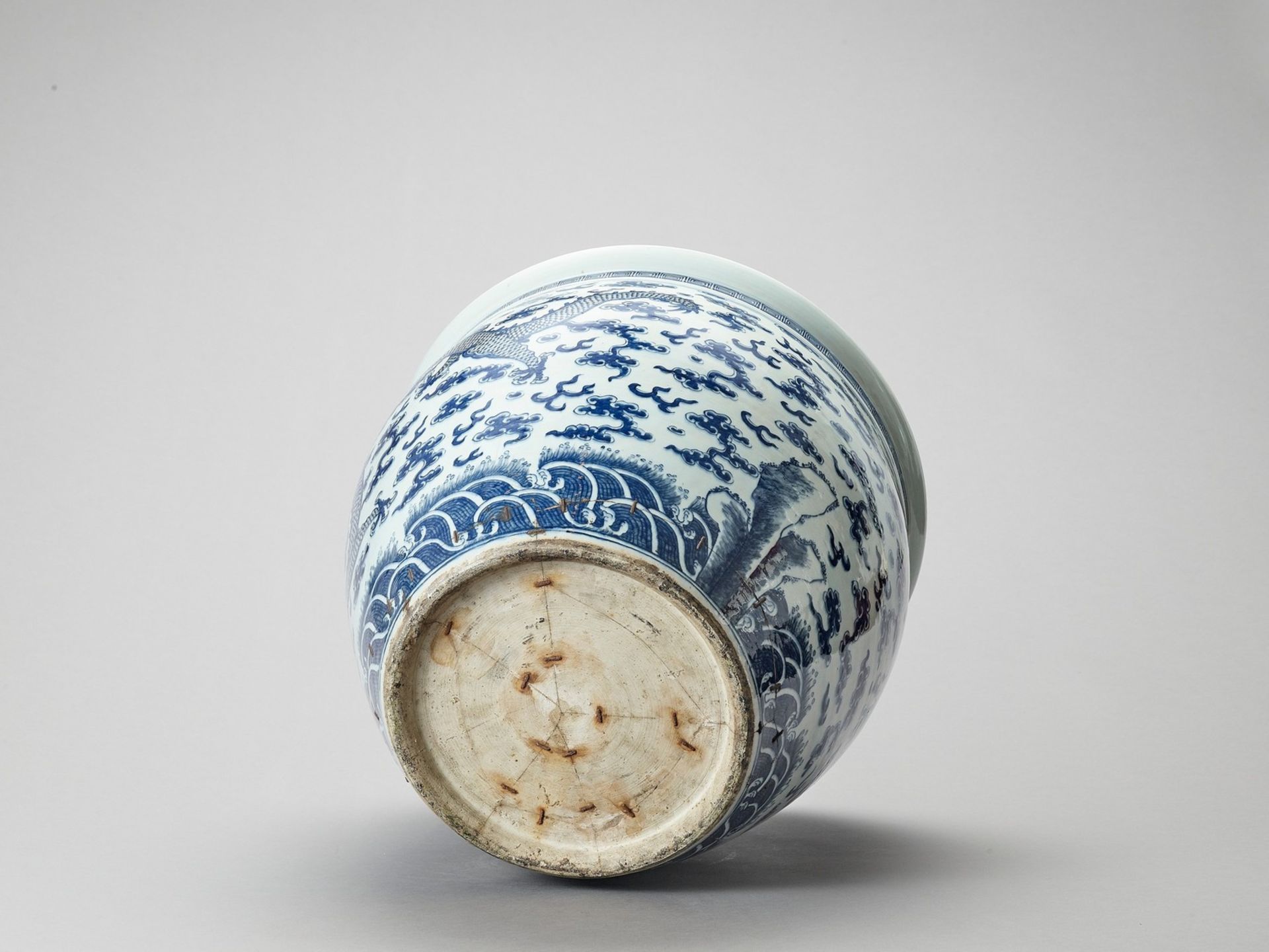 A LARGE BLUE AND WHITE PORCELAIN ‘DRAGON’ FISHBOWL - Image 5 of 5