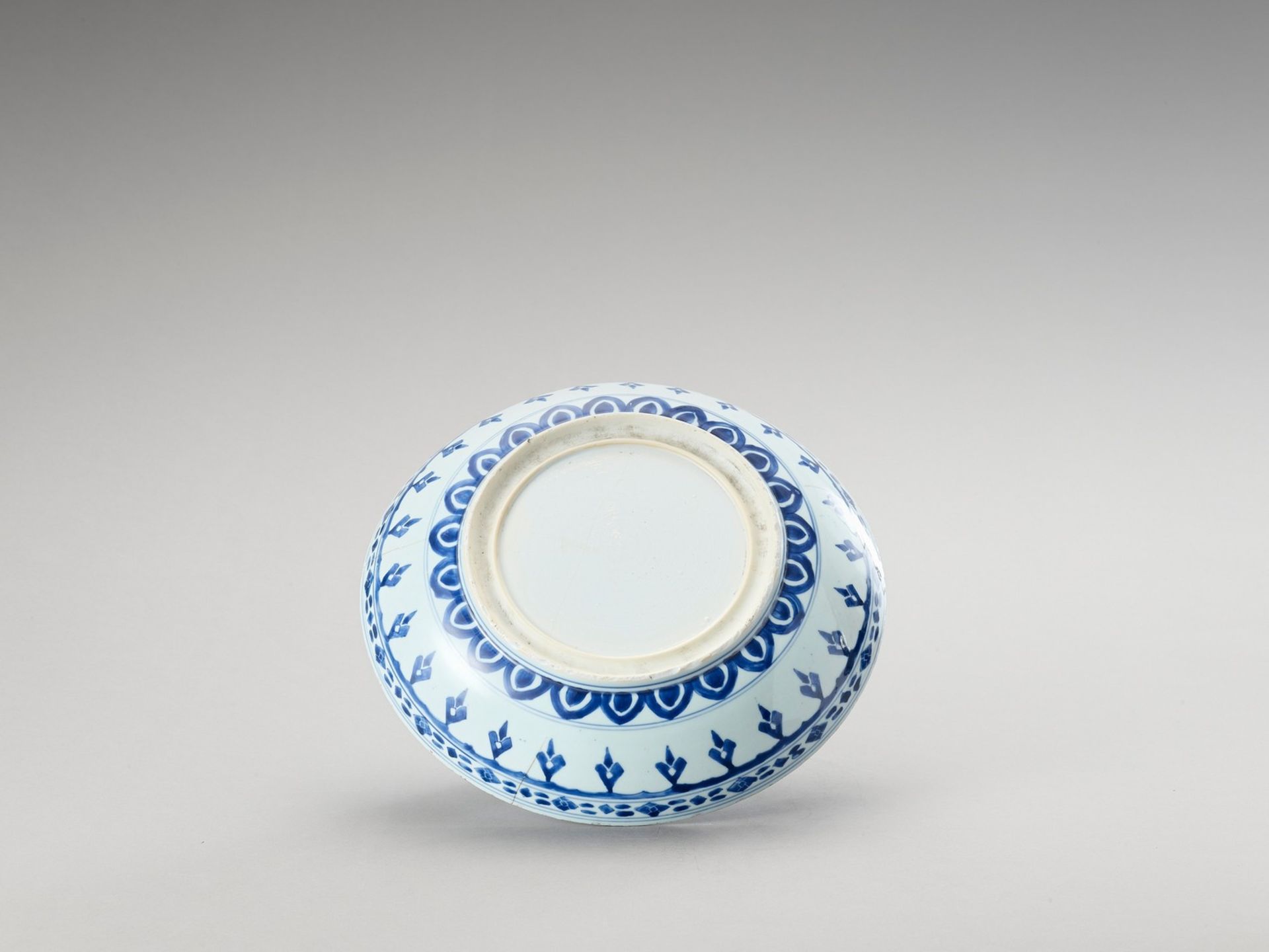 A LARGE BLUE AND WHITE PORCELAIN CHARGER - Image 3 of 4