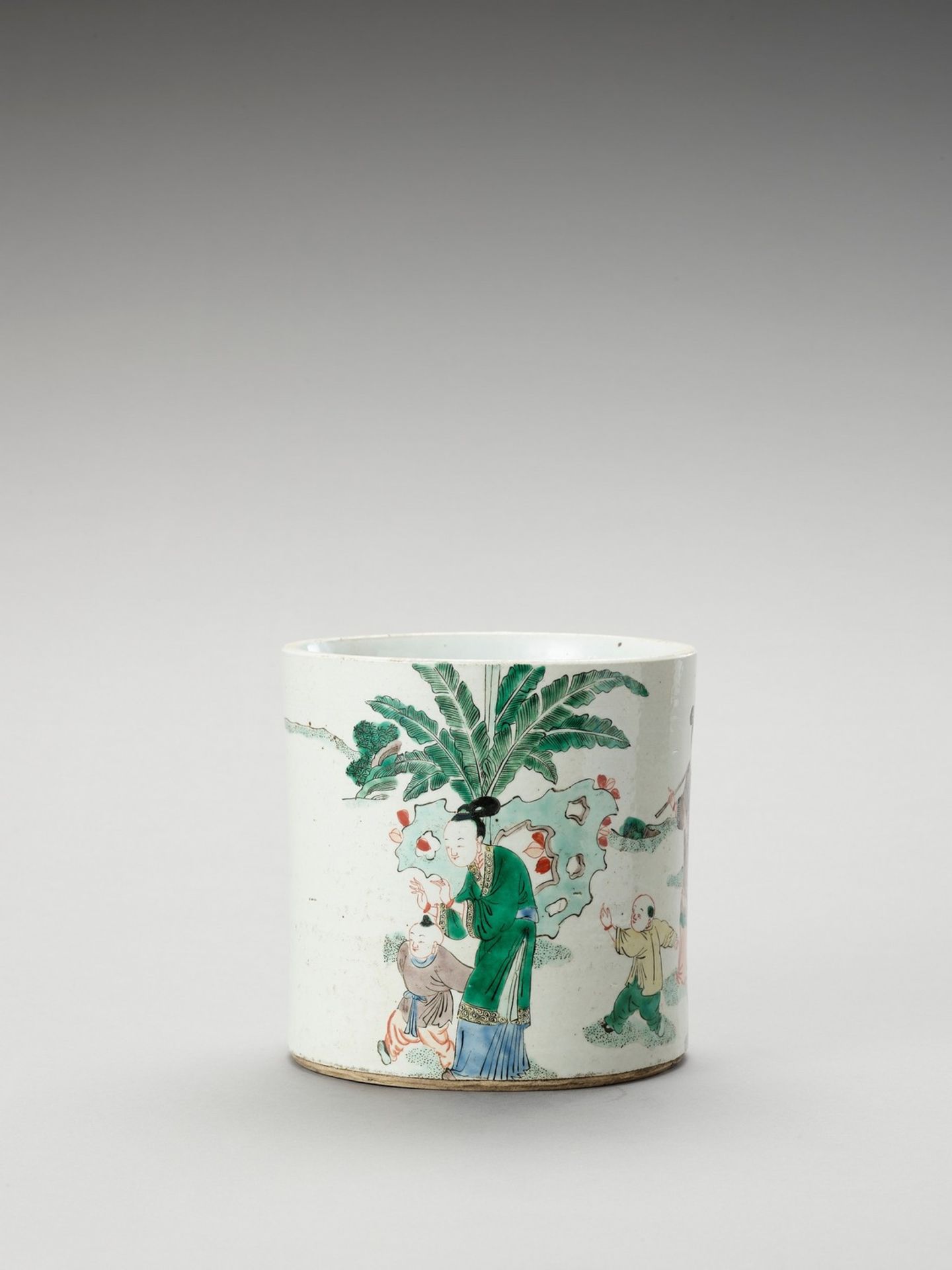 A LARGE FIGURATIVE FAMILLE VERTE BRUSHPOT - Image 2 of 6