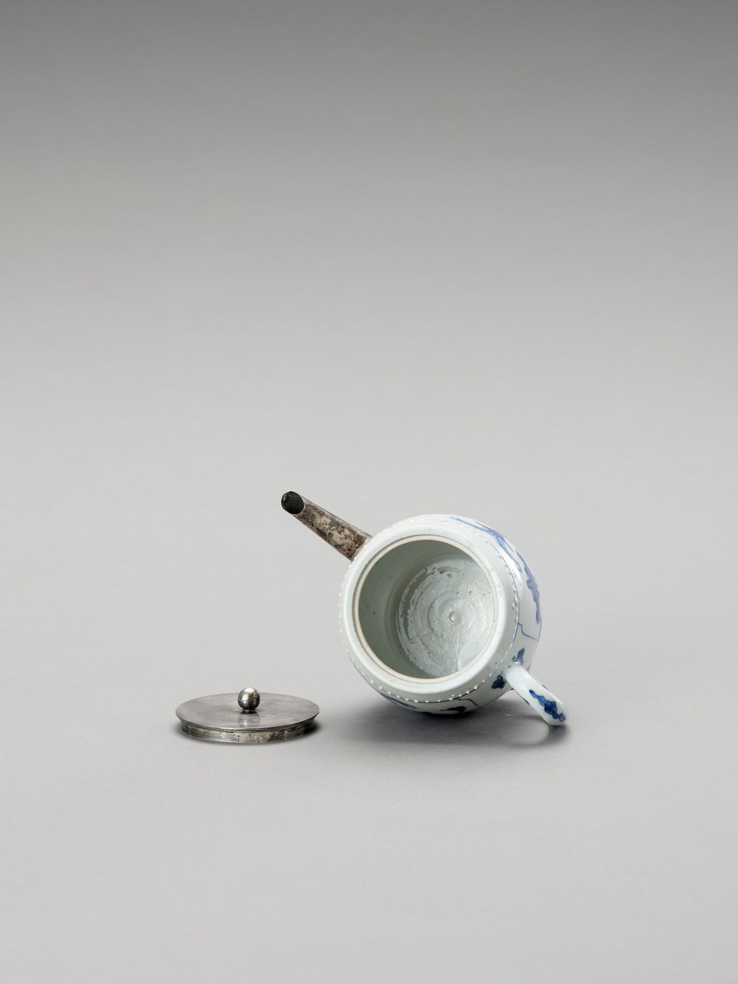 A SILVER-MOUNTED BLUE AND WHITE PORCELAIN TEAPOT - Image 5 of 6