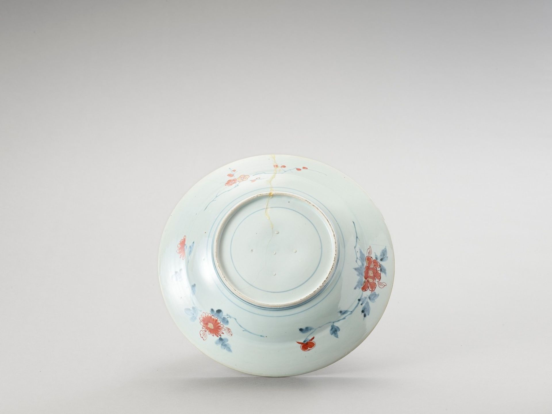 A LARGE ‘FLORAL’ IMARI PORCELAIN PLATE - Image 3 of 4