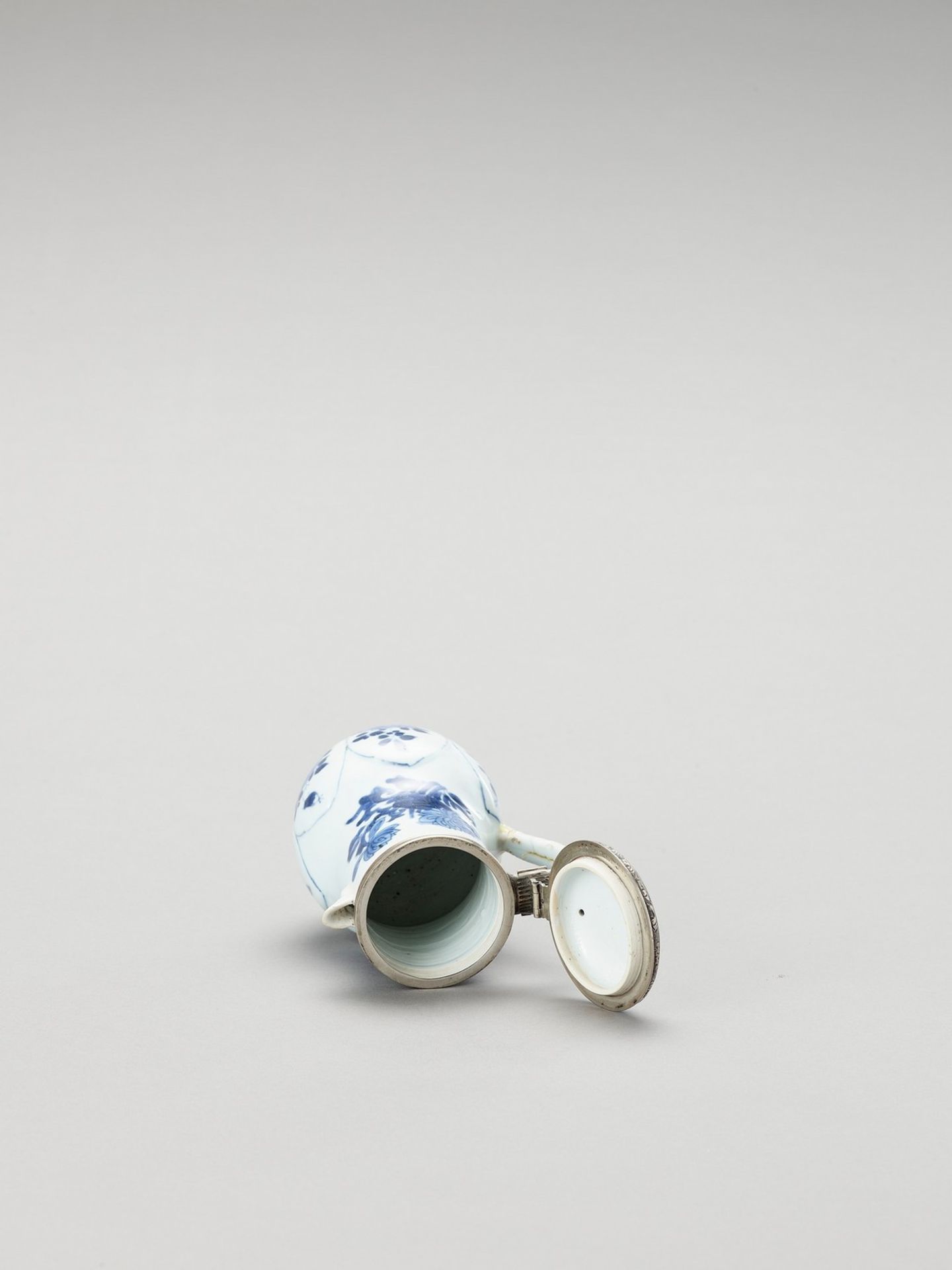 A SILVER-MOUNTED BLUE AND WHITE PORCELAIN JUG - Image 7 of 7