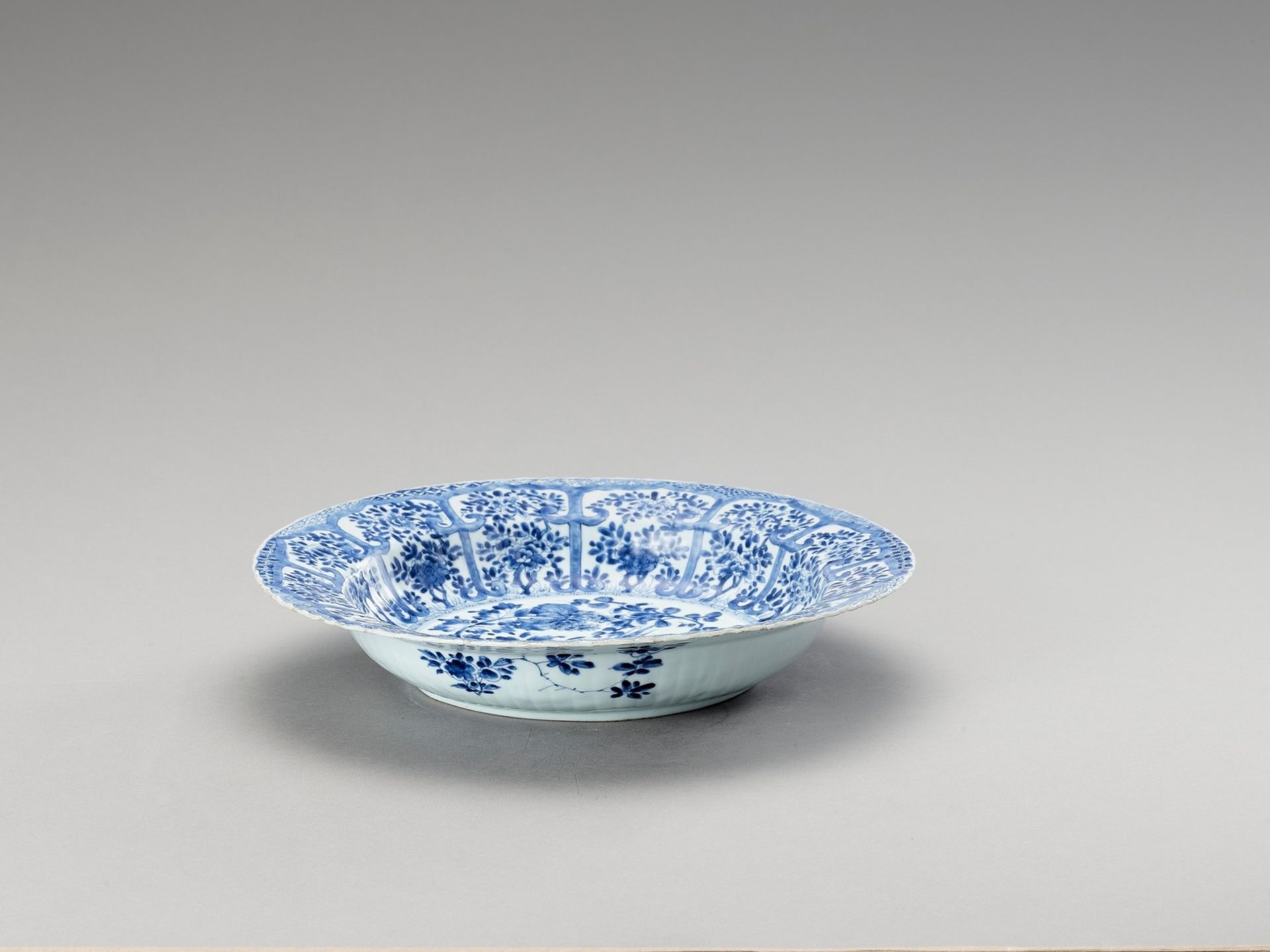 A LARGE ‘FLORAL’ BLUE AND WHITE PORCELAIN PLATE - Image 2 of 4
