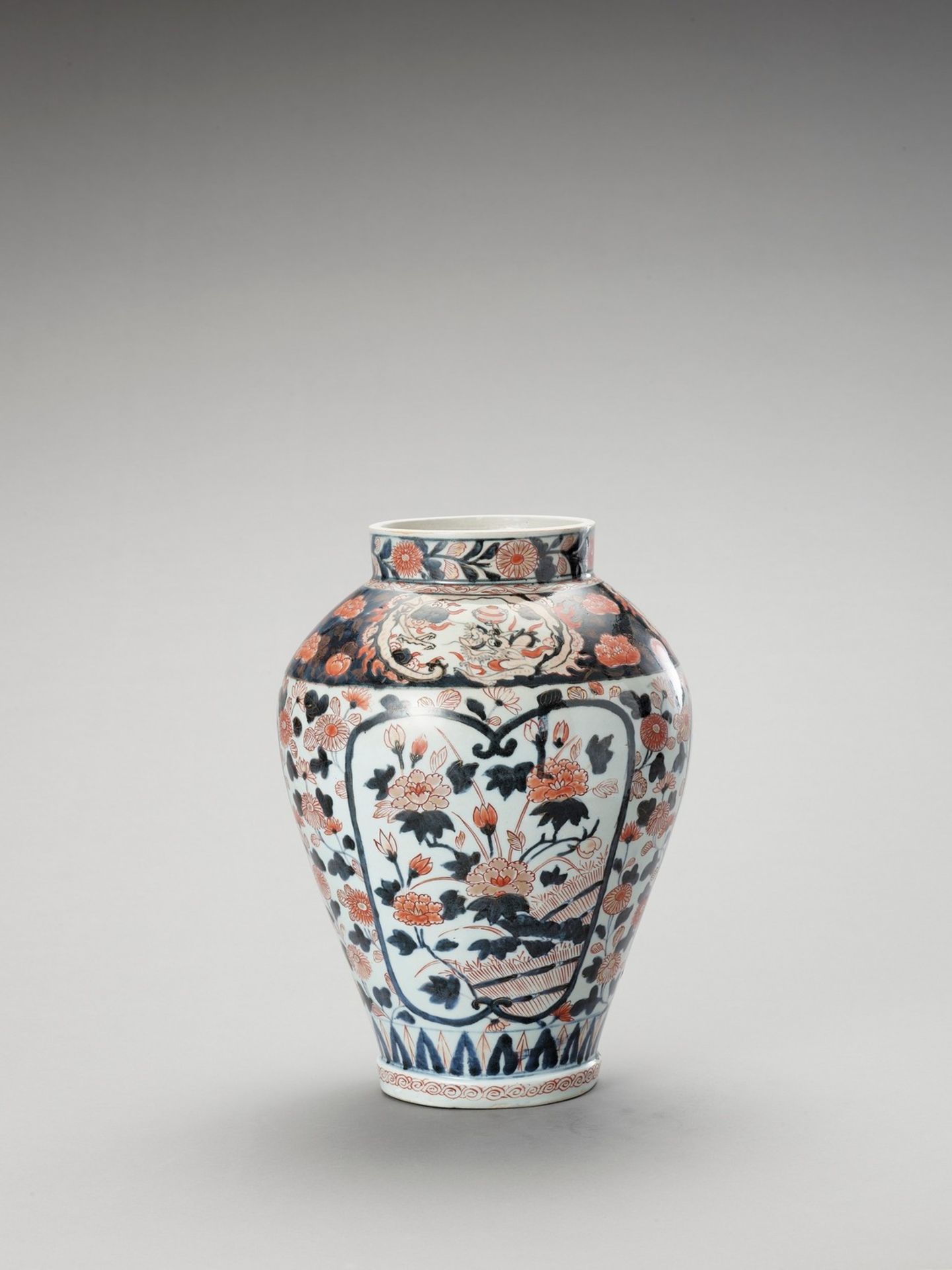 A LARGE IMARI PORCELAIN VASE - Image 2 of 6