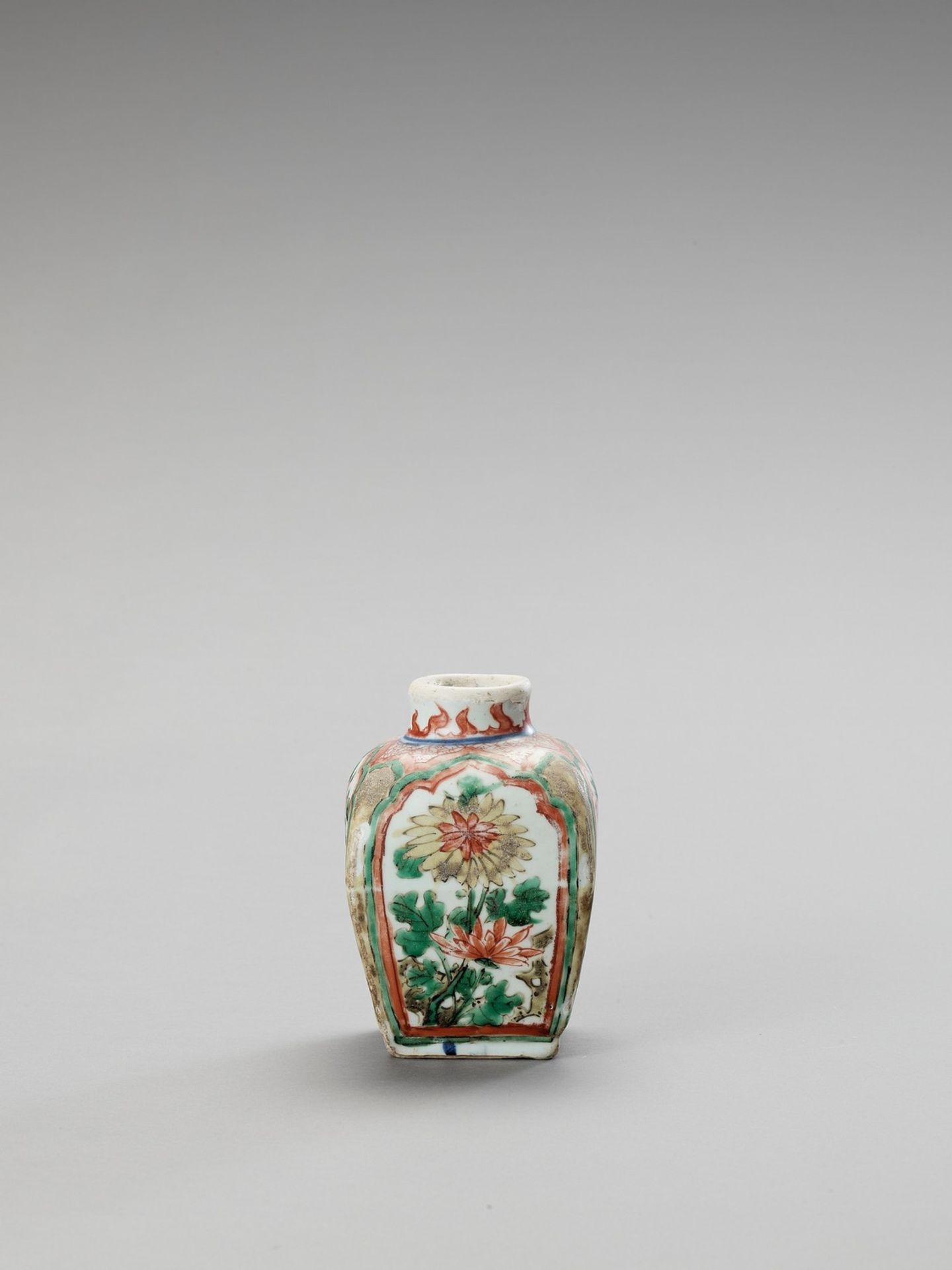 A SMALL FAMILLE VERTE VASE - Image 2 of 5