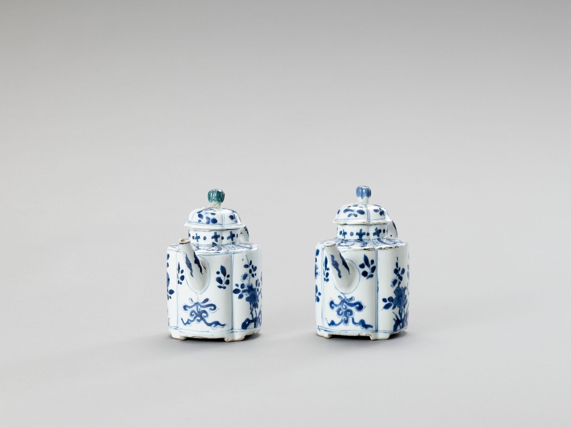 A PAIR OF BLUE AND WHITE PORCELAIN TEAPOTS - Image 2 of 6