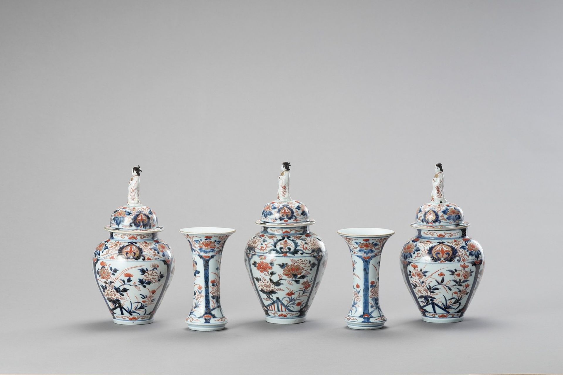 AN IMARI PORCELAIN FIVE-PIECE GARNITURE - Bild 3 aus 6