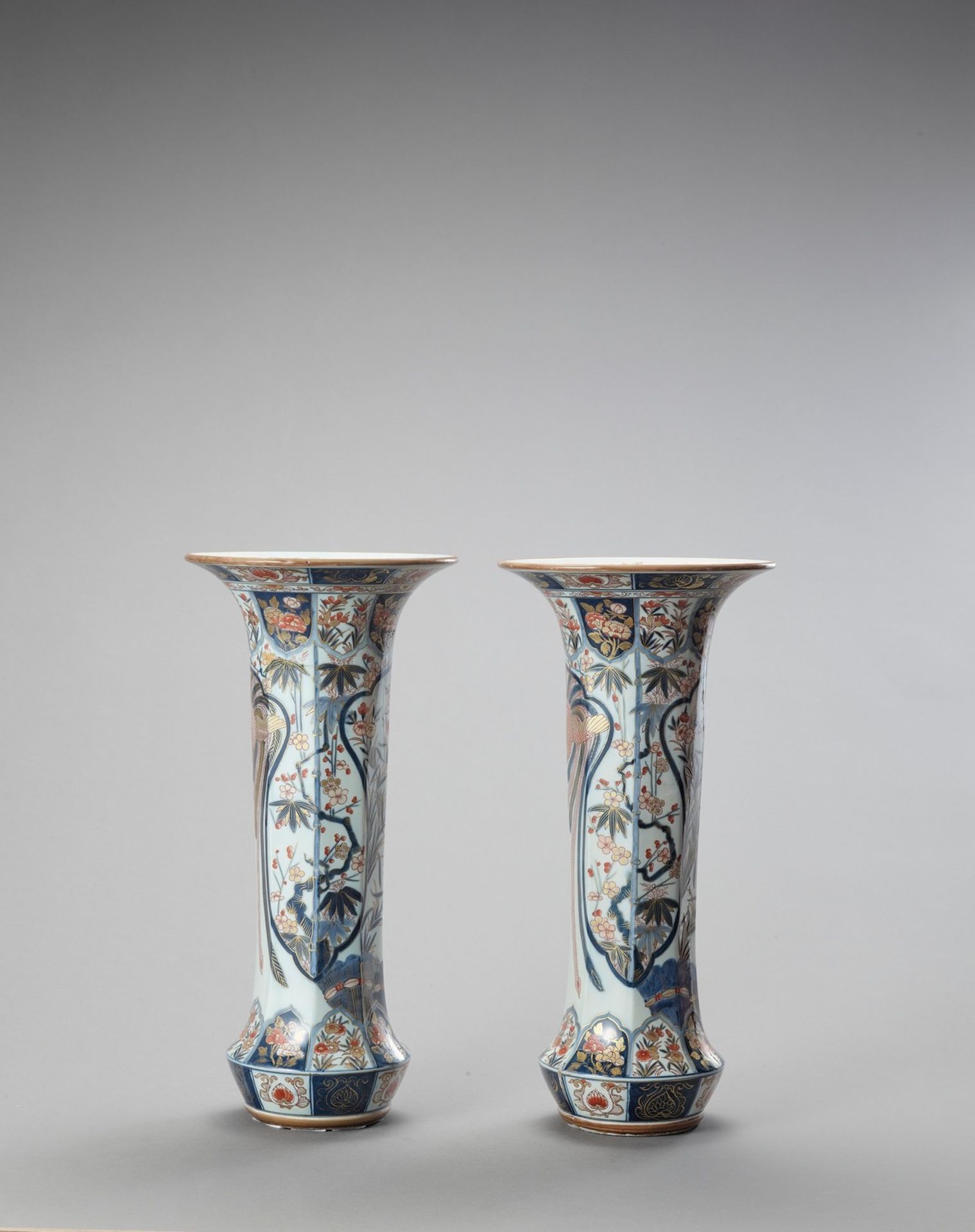 A LARGE PAIR OF IMARI PORCELAIN BEAKER VASES - Image 3 of 7