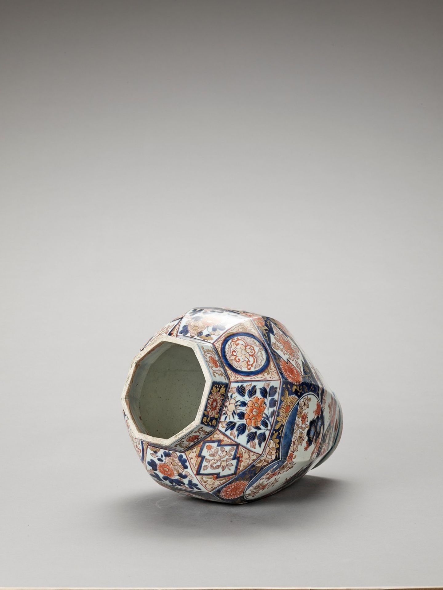 AN OCTAGONAL IMARI PORCELAIN VASE - Image 5 of 7