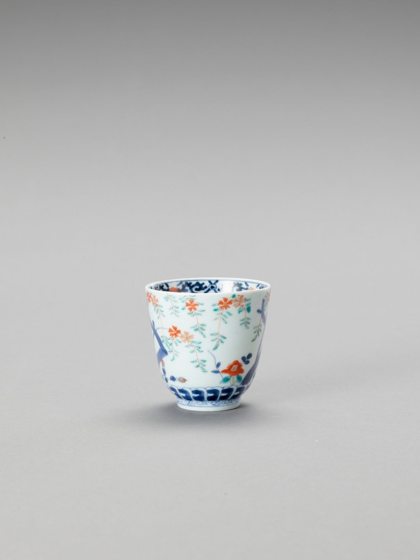 A SMALL KAKIEMON PORCELAIN CUP - Image 2 of 6