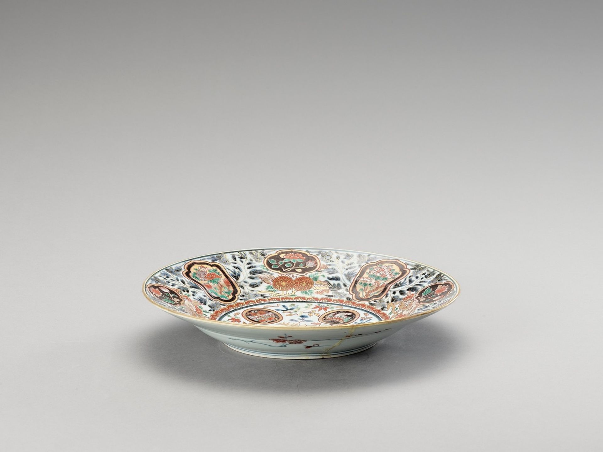 A LARGE ‘FLORAL’ IMARI PORCELAIN PLATE - Image 2 of 4