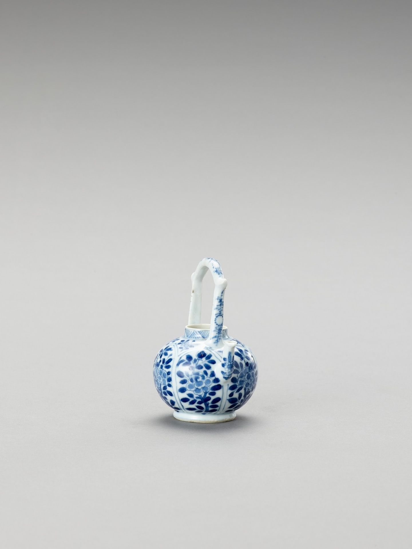 A MINIATURE BLUE AND WHITE PORCELAIN TEAPOT - Image 4 of 6