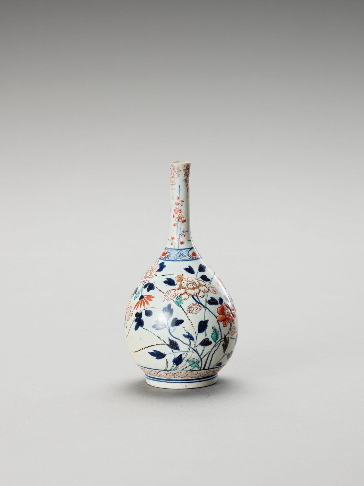 A SMALL IMARI PORCELAIN VASE - Image 4 of 6