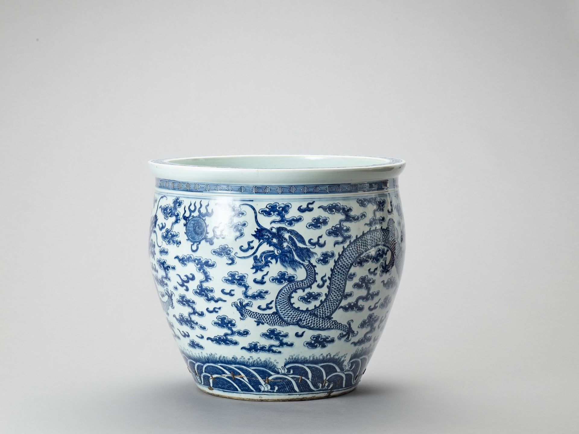 A LARGE BLUE AND WHITE PORCELAIN ‘DRAGON’ FISHBOWL - Image 2 of 5