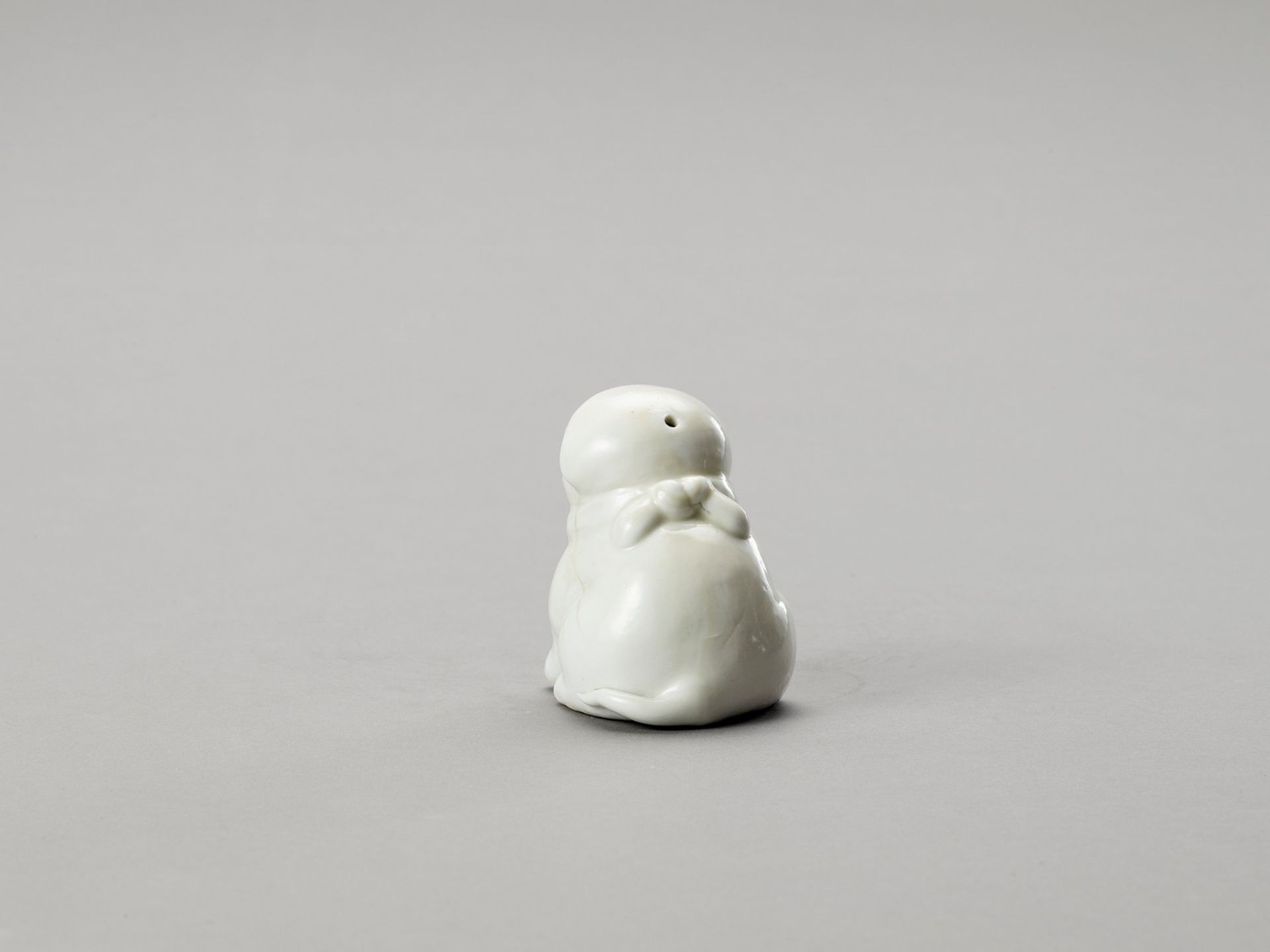 A WHITE HIRADO PORCELAIN FIGURE OF A PUPPY - Bild 5 aus 6