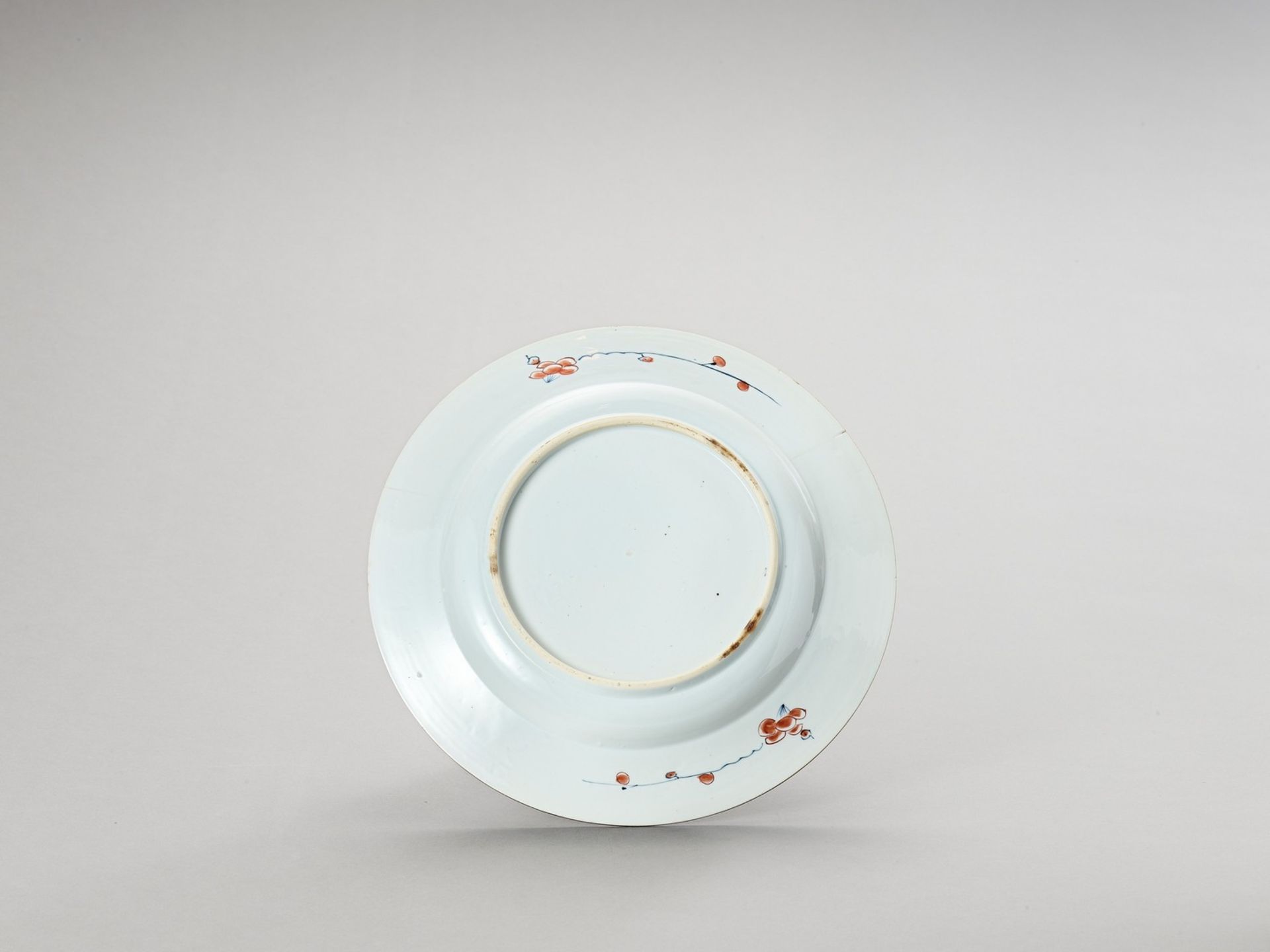 AN IMARI PORCELAIN PLATE - Image 3 of 4