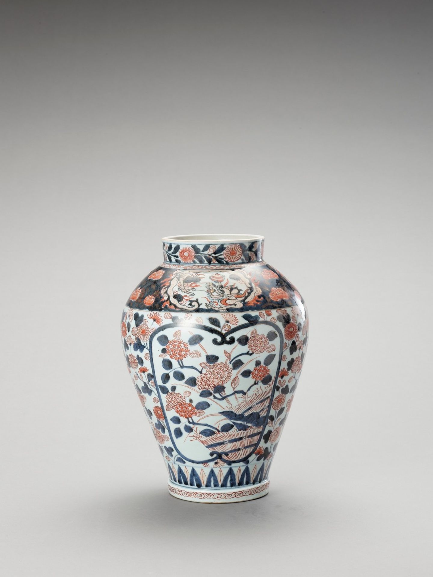 A LARGE IMARI PORCELAIN VASE - Image 3 of 6