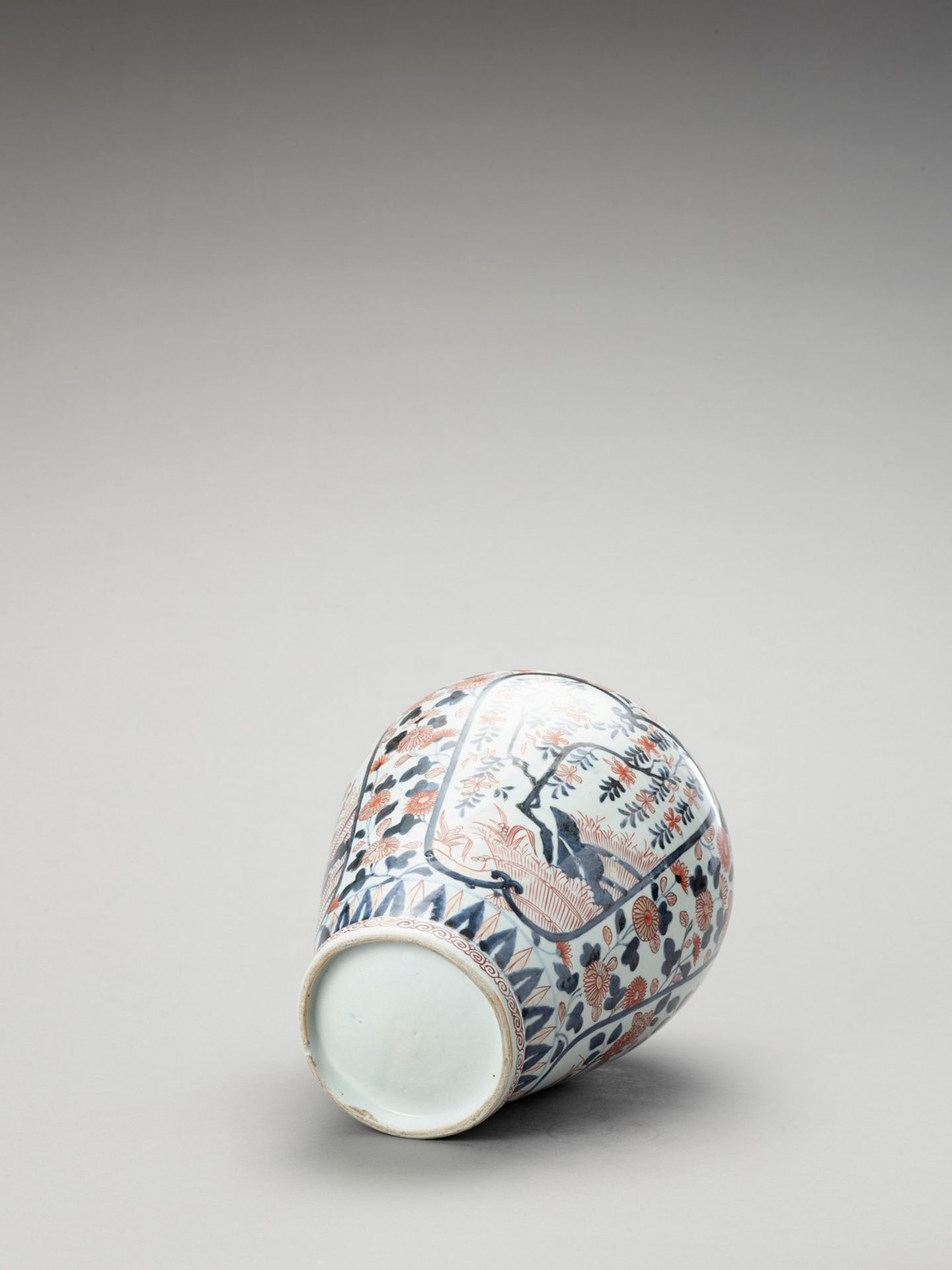 A LARGE IMARI PORCELAIN VASE - Image 5 of 6