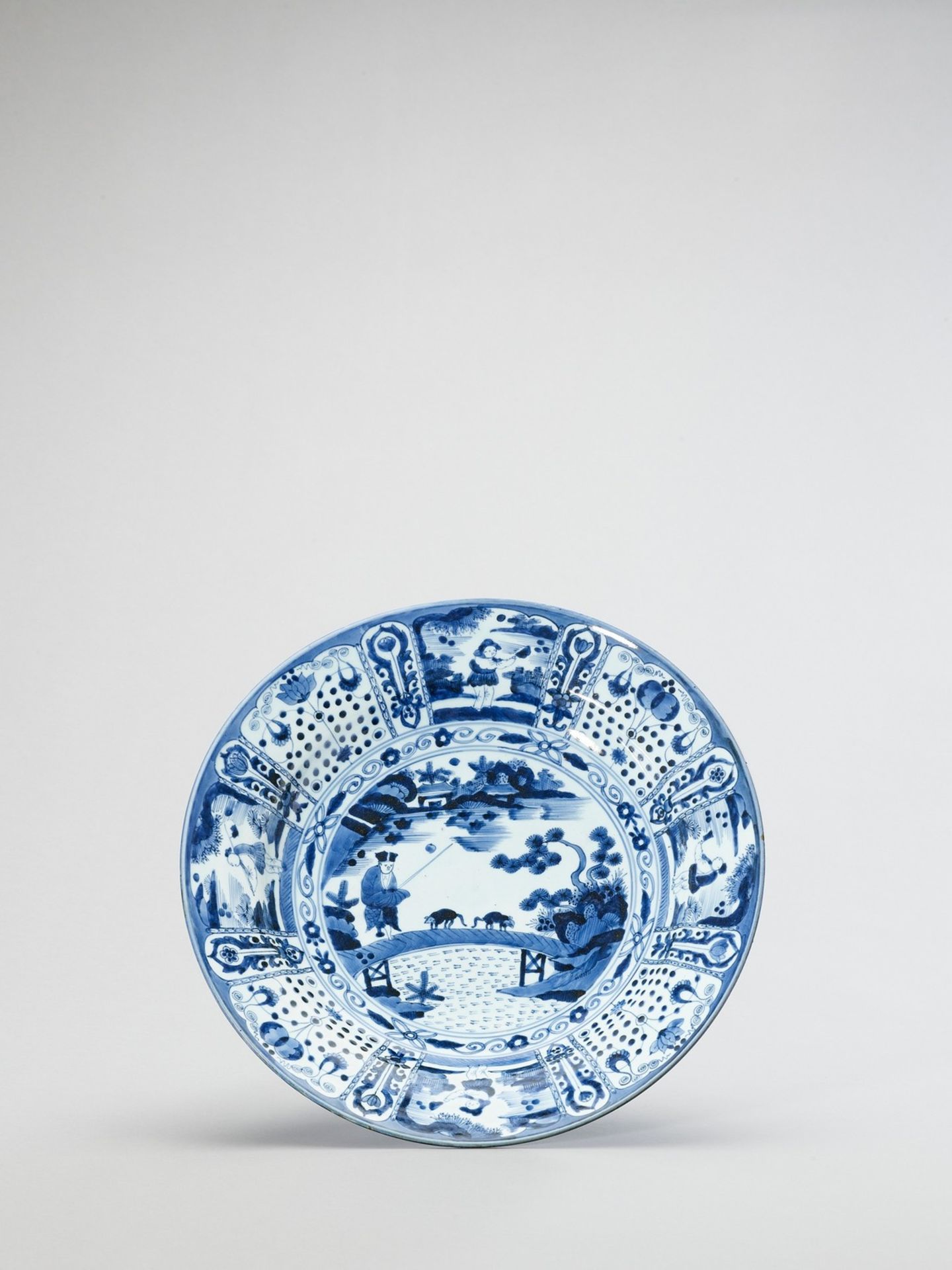 A LARGE BLUE AND WHITE PORCELAIN CHARGER