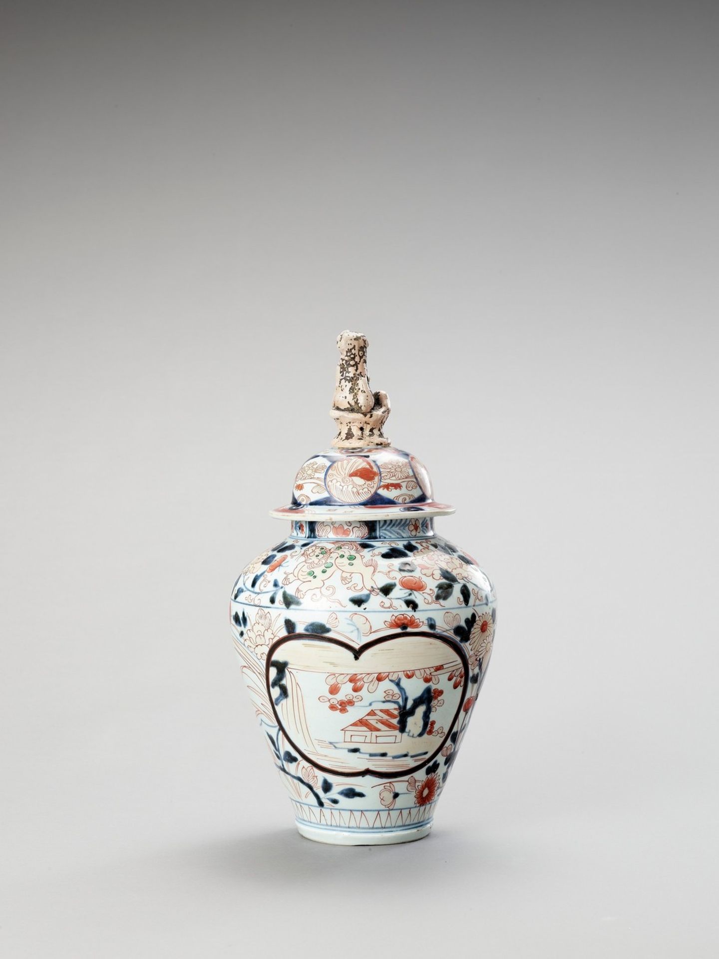 A LARGE IMARI PORCELAIN VASE AND COVER - Image 2 of 5