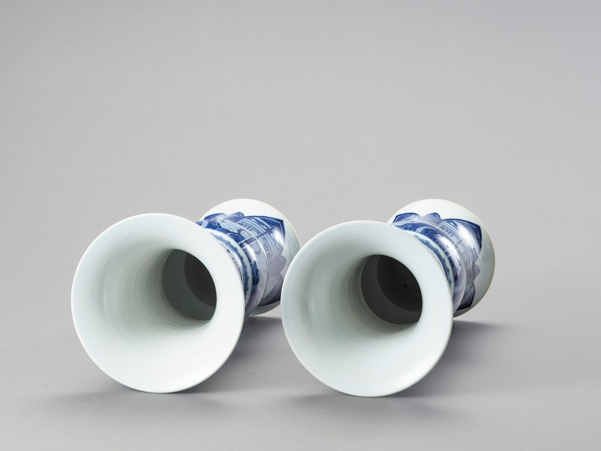 A LARGE PAIR OF BEAKER VASES - Image 5 of 6