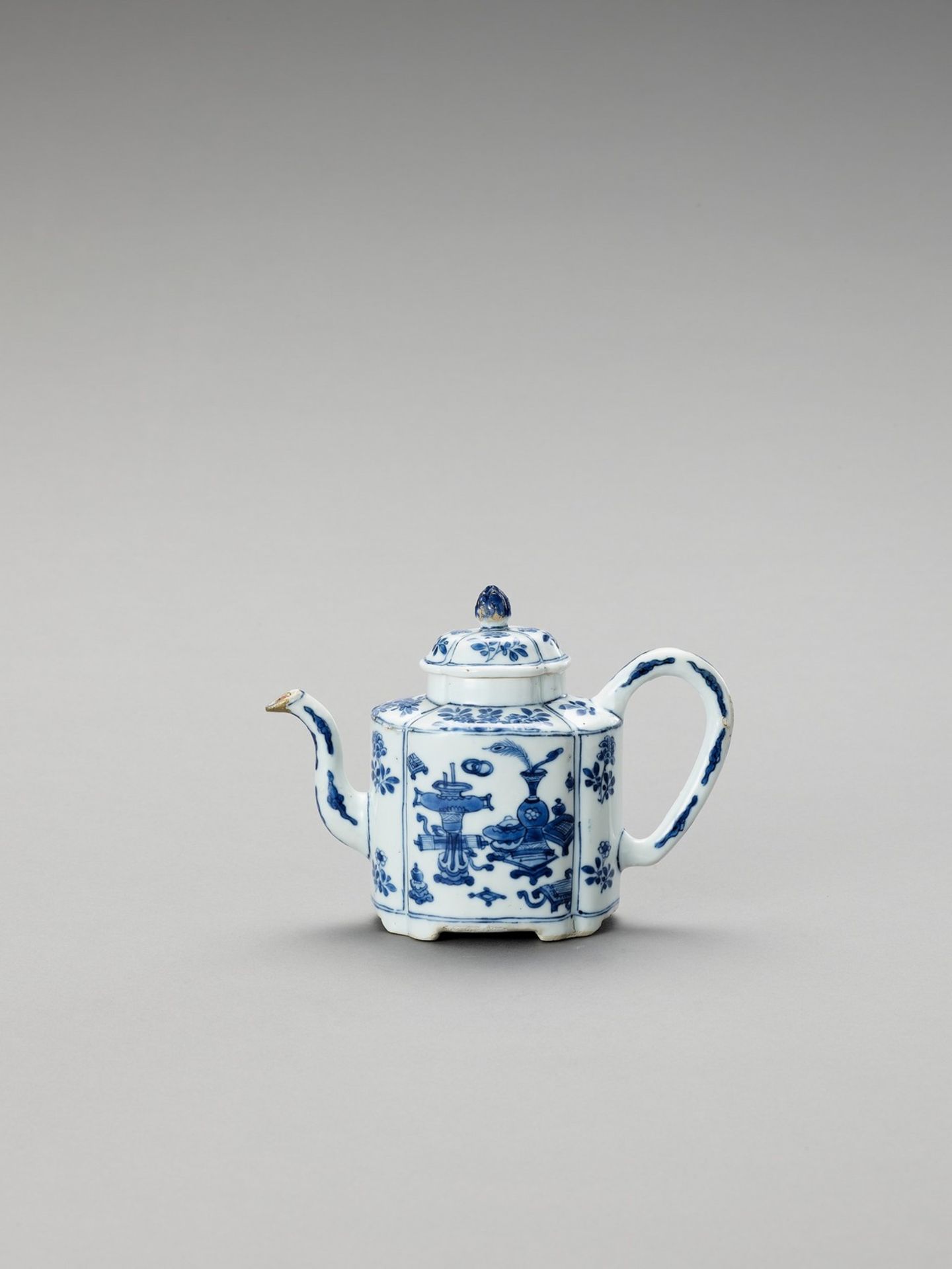 A LOBED BLUE AND WHITE PORCELAIN TEAPOT - Image 3 of 6