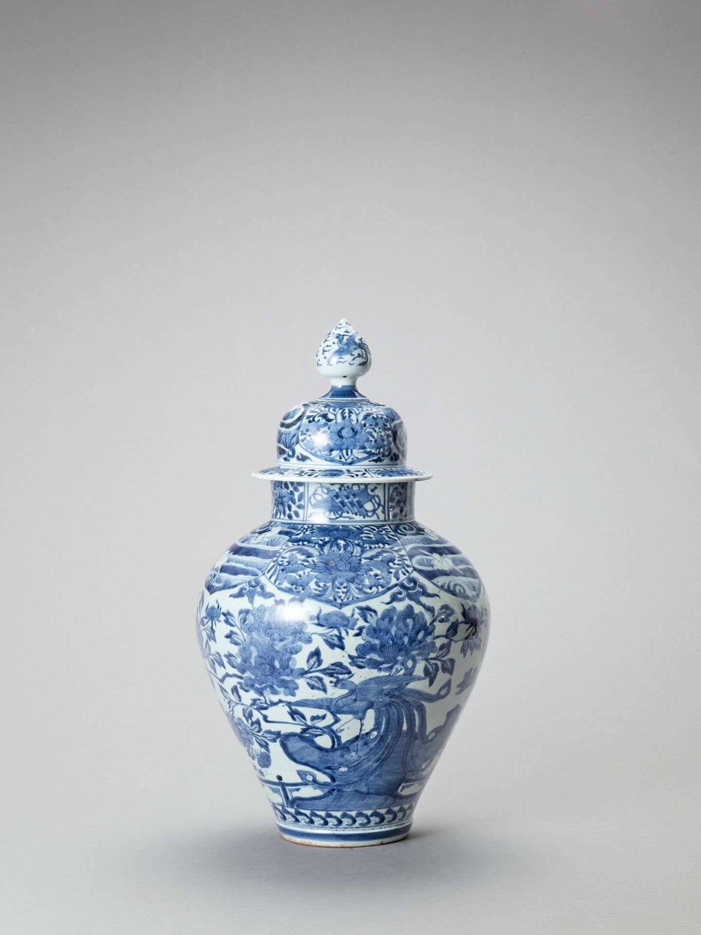 A LARGE BLUE AND WHITE PORCELAIN JAR AND COVER