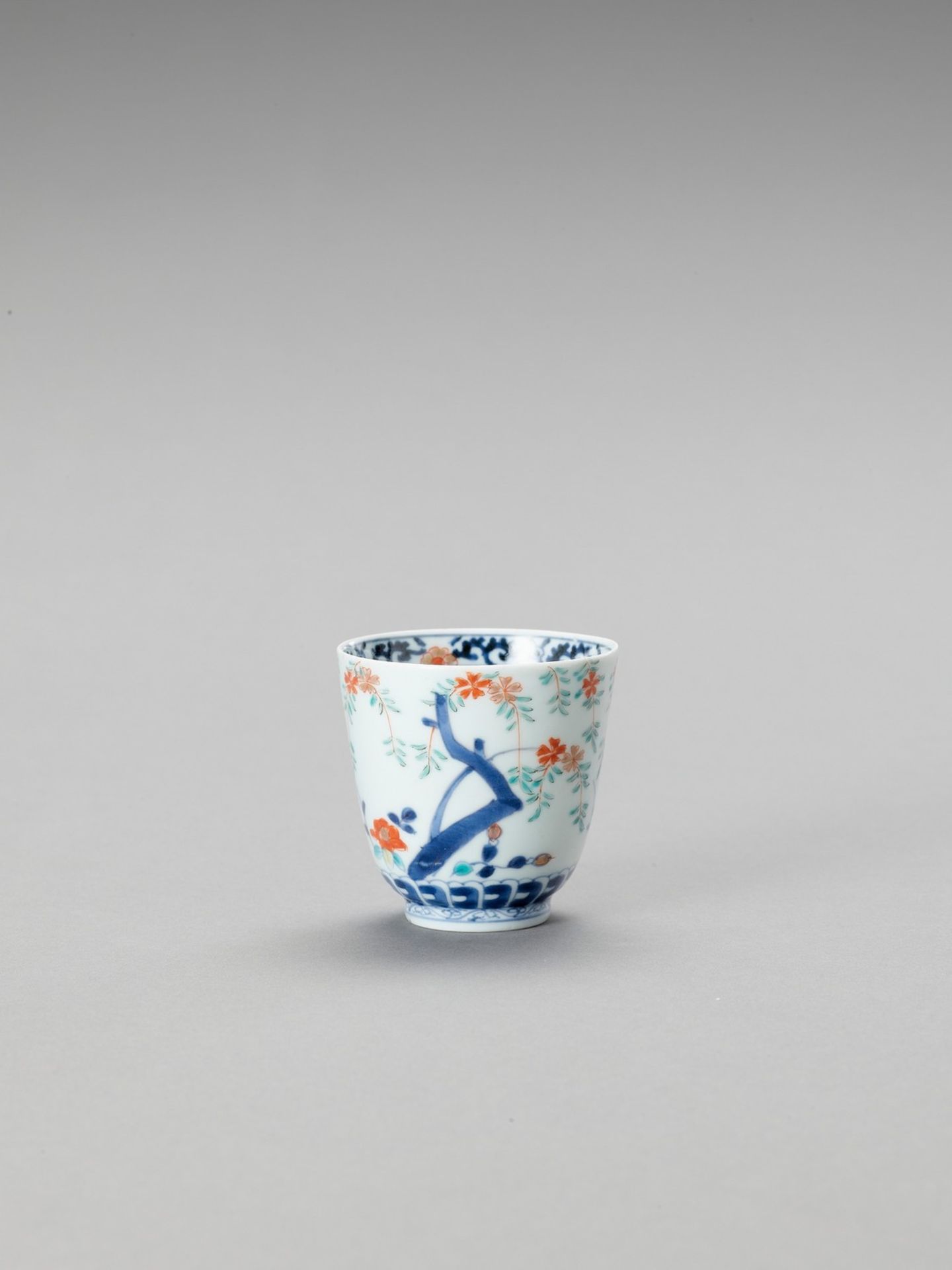 A SMALL KAKIEMON PORCELAIN CUP