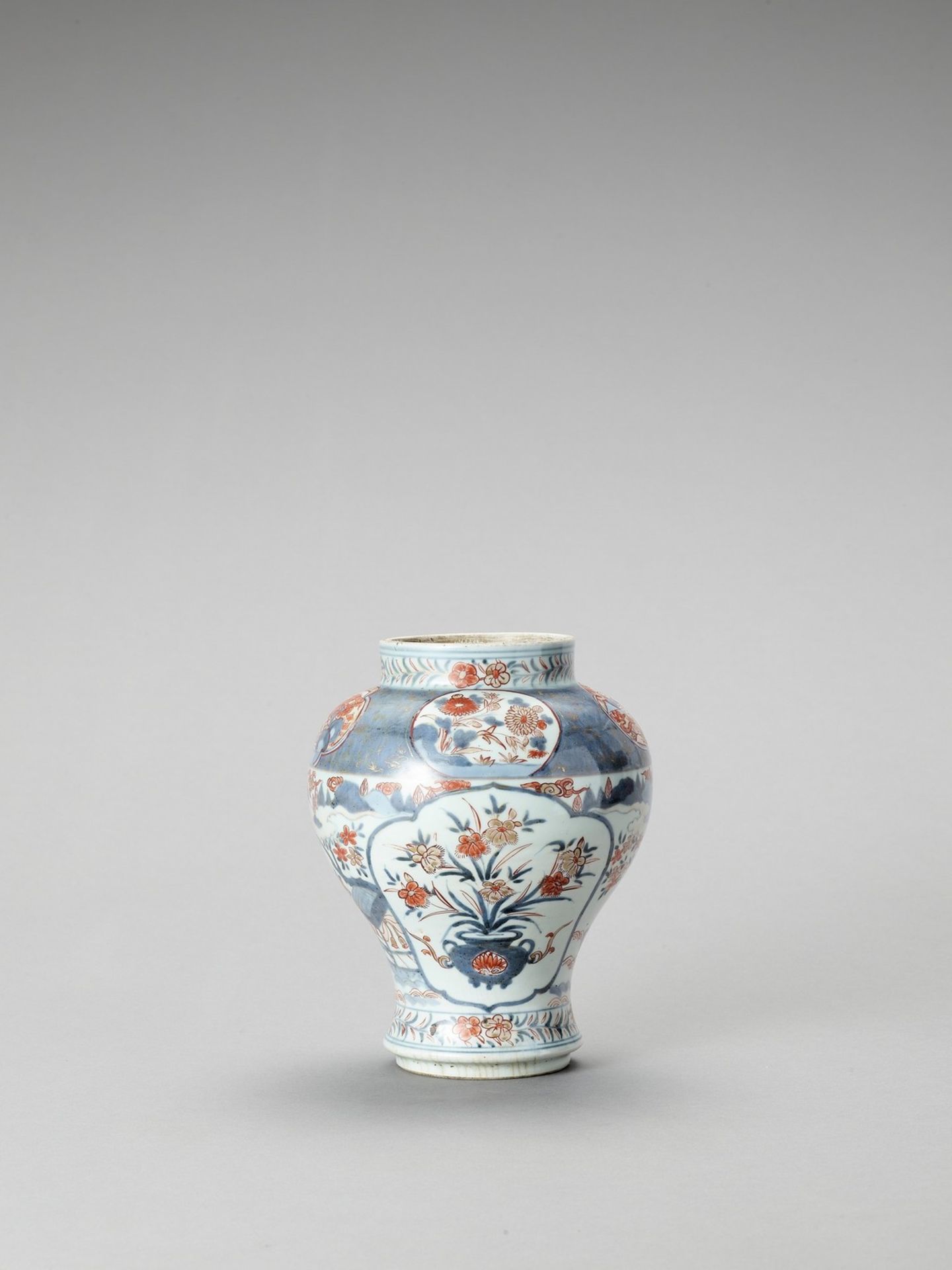 AN IMARI PORCELAIN VASE - Bild 3 aus 6